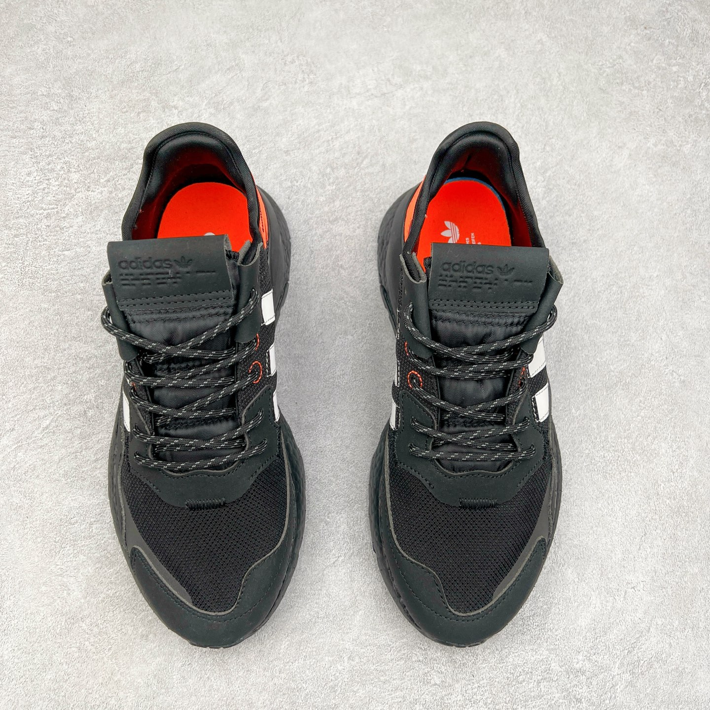 图片[2]-AD originals Nite Jogger Pride 夜行者减震耐磨低帮反光复古休闲百搭运动跑鞋 原厂材料 原厂大底 原装工艺 原鞋一致 记忆海绵 鞋眼使用原鞋一致电绣加针车工艺 后跟全部一致采用原鞋工艺 四针六线进口机 区别市面三针五线 头层皮打造 原厂流水标 3D喷漆 瞄漆 私家独模 网布搭配麂皮拼接打造鞋面 极具复古风格鞋头及鞋跟点缀3M反光设计 极为亮眼中底采用全掌Boost科技 厚度相当可观 脚感极佳 尺码：36 36⅔ 37⅓ 38 38⅔ 39⅓ 40 40⅔ 41⅓ 42 42⅔ 43⅓ 44 44⅔ 45-选品中心