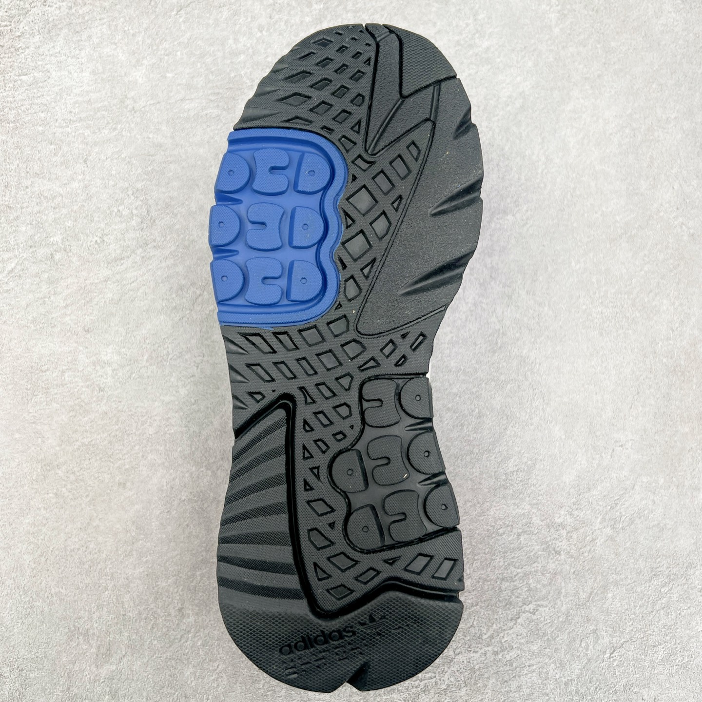 图片[9]-AD originals Nite Jogger Pride 夜行者减震耐磨低帮反光复古休闲百搭运动跑鞋 原厂材料 原厂大底 原装工艺 原鞋一致 记忆海绵 鞋眼使用原鞋一致电绣加针车工艺 后跟全部一致采用原鞋工艺 四针六线进口机 区别市面三针五线 头层皮打造 原厂流水标 3D喷漆 瞄漆 私家独模 网布搭配麂皮拼接打造鞋面 极具复古风格鞋头及鞋跟点缀3M反光设计 极为亮眼中底采用全掌Boost科技 厚度相当可观 脚感极佳 尺码：36 36⅔ 37⅓ 38 38⅔ 39⅓ 40 40⅔ 41⅓ 42 42⅔ 43⅓ 44 44⅔ 45-选品中心