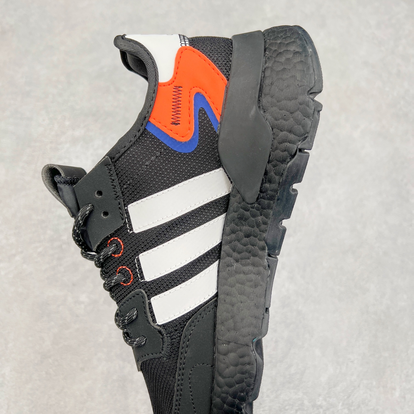 图片[7]-AD originals Nite Jogger Pride 夜行者减震耐磨低帮反光复古休闲百搭运动跑鞋 原厂材料 原厂大底 原装工艺 原鞋一致 记忆海绵 鞋眼使用原鞋一致电绣加针车工艺 后跟全部一致采用原鞋工艺 四针六线进口机 区别市面三针五线 头层皮打造 原厂流水标 3D喷漆 瞄漆 私家独模 网布搭配麂皮拼接打造鞋面 极具复古风格鞋头及鞋跟点缀3M反光设计 极为亮眼中底采用全掌Boost科技 厚度相当可观 脚感极佳 尺码：36 36⅔ 37⅓ 38 38⅔ 39⅓ 40 40⅔ 41⅓ 42 42⅔ 43⅓ 44 44⅔ 45-选品中心