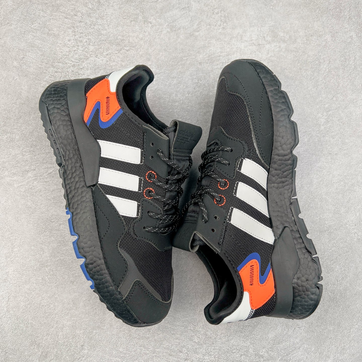 图片[3]-AD originals Nite Jogger Pride 夜行者减震耐磨低帮反光复古休闲百搭运动跑鞋 原厂材料 原厂大底 原装工艺 原鞋一致 记忆海绵 鞋眼使用原鞋一致电绣加针车工艺 后跟全部一致采用原鞋工艺 四针六线进口机 区别市面三针五线 头层皮打造 原厂流水标 3D喷漆 瞄漆 私家独模 网布搭配麂皮拼接打造鞋面 极具复古风格鞋头及鞋跟点缀3M反光设计 极为亮眼中底采用全掌Boost科技 厚度相当可观 脚感极佳 尺码：36 36⅔ 37⅓ 38 38⅔ 39⅓ 40 40⅔ 41⅓ 42 42⅔ 43⅓ 44 44⅔ 45-选品中心