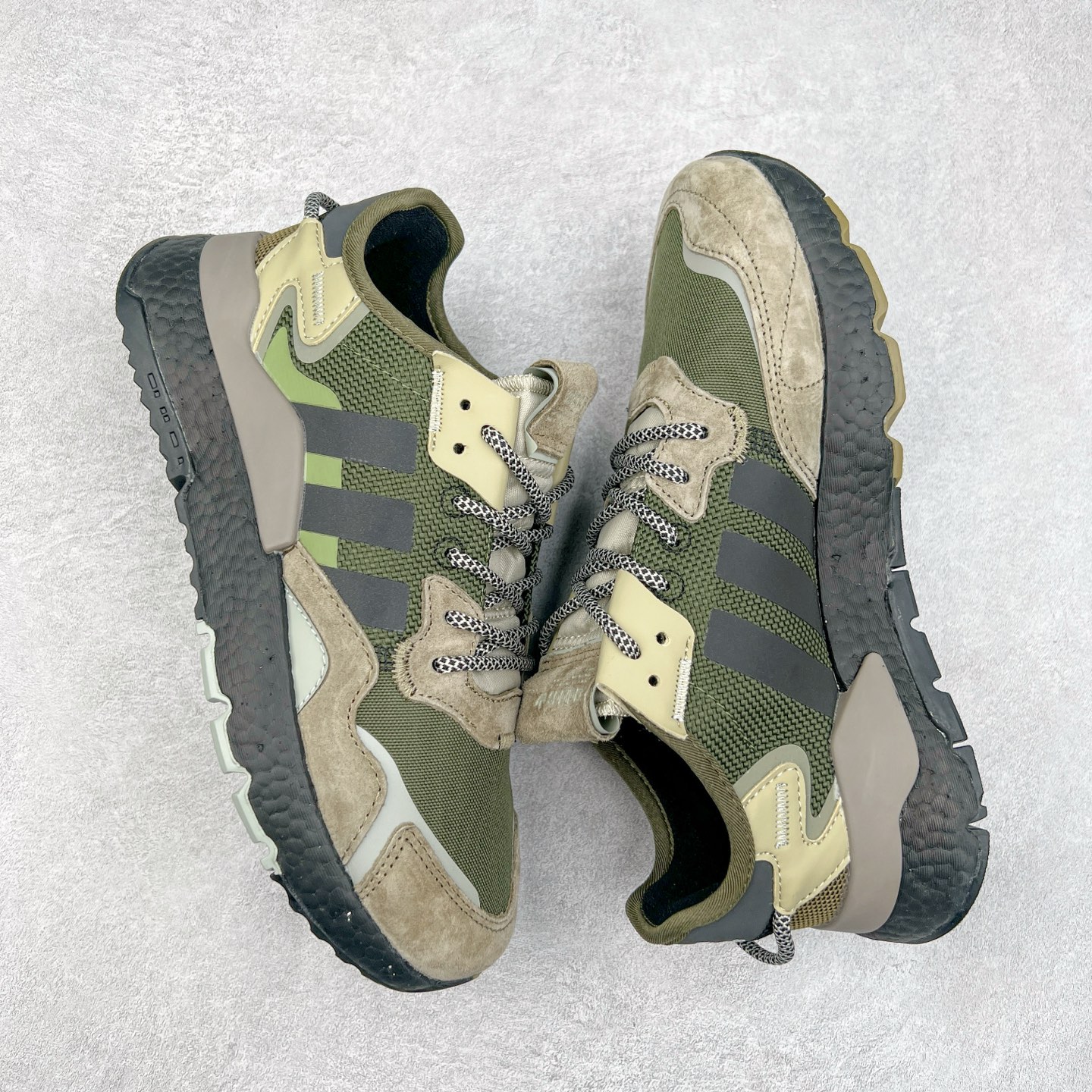 图片[3]-AD originals Nite Jogger Pride 夜行者减震耐磨低帮反光复古休闲百搭运动跑鞋 原厂材料 原厂大底 原装工艺 原鞋一致 记忆海绵 鞋眼使用原鞋一致电绣加针车工艺 后跟全部一致采用原鞋工艺 四针六线进口机 区别市面三针五线 头层皮打造 原厂流水标 3D喷漆 瞄漆 私家独模 网布搭配麂皮拼接打造鞋面 极具复古风格鞋头及鞋跟点缀3M反光设计 极为亮眼中底采用全掌Boost科技 厚度相当可观 脚感极佳 尺码：36 36⅔ 37⅓ 38 38⅔ 39⅓ 40 40⅔ 41⅓ 42 42⅔ 43⅓ 44 44⅔ 45-选品中心