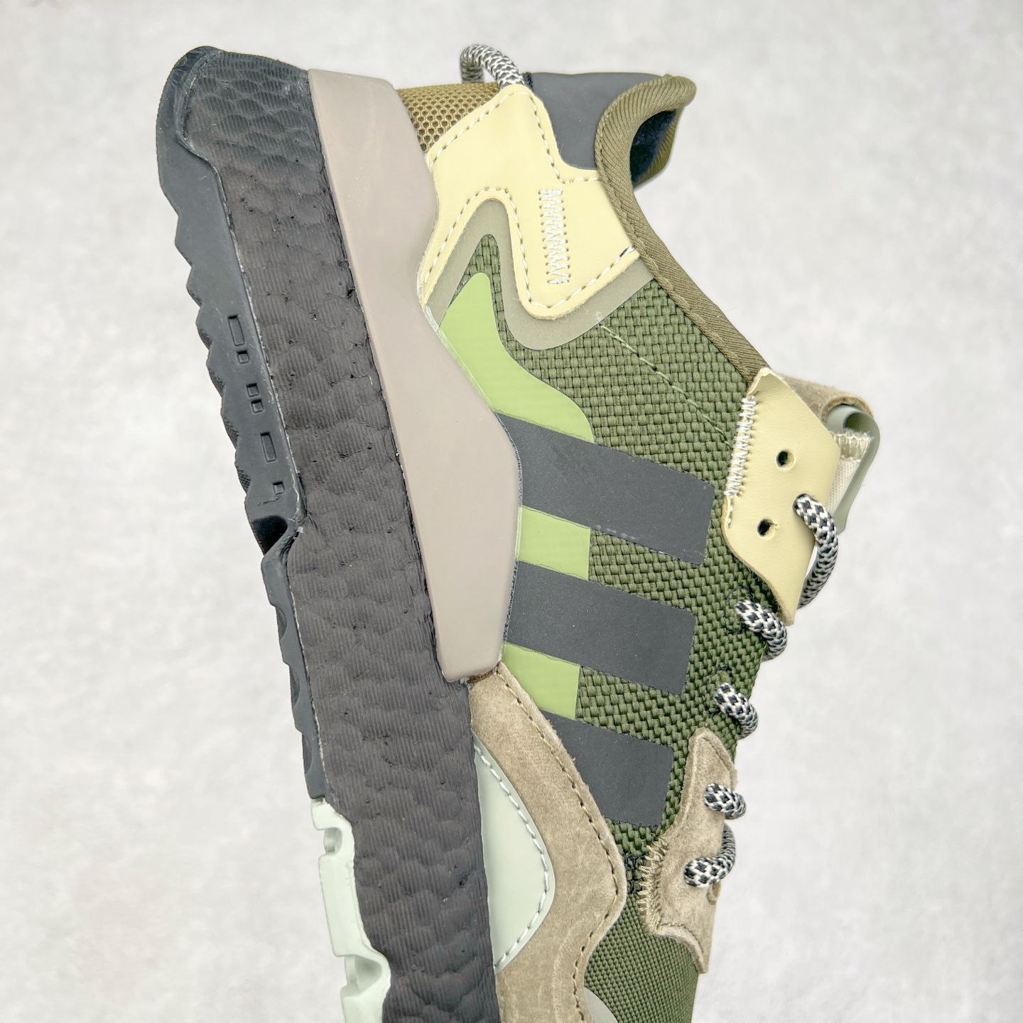 图片[6]-AD originals Nite Jogger Pride 夜行者减震耐磨低帮反光复古休闲百搭运动跑鞋 原厂材料 原厂大底 原装工艺 原鞋一致 记忆海绵 鞋眼使用原鞋一致电绣加针车工艺 后跟全部一致采用原鞋工艺 四针六线进口机 区别市面三针五线 头层皮打造 原厂流水标 3D喷漆 瞄漆 私家独模 网布搭配麂皮拼接打造鞋面 极具复古风格鞋头及鞋跟点缀3M反光设计 极为亮眼中底采用全掌Boost科技 厚度相当可观 脚感极佳 尺码：36 36⅔ 37⅓ 38 38⅔ 39⅓ 40 40⅔ 41⅓ 42 42⅔ 43⅓ 44 44⅔ 45-选品中心