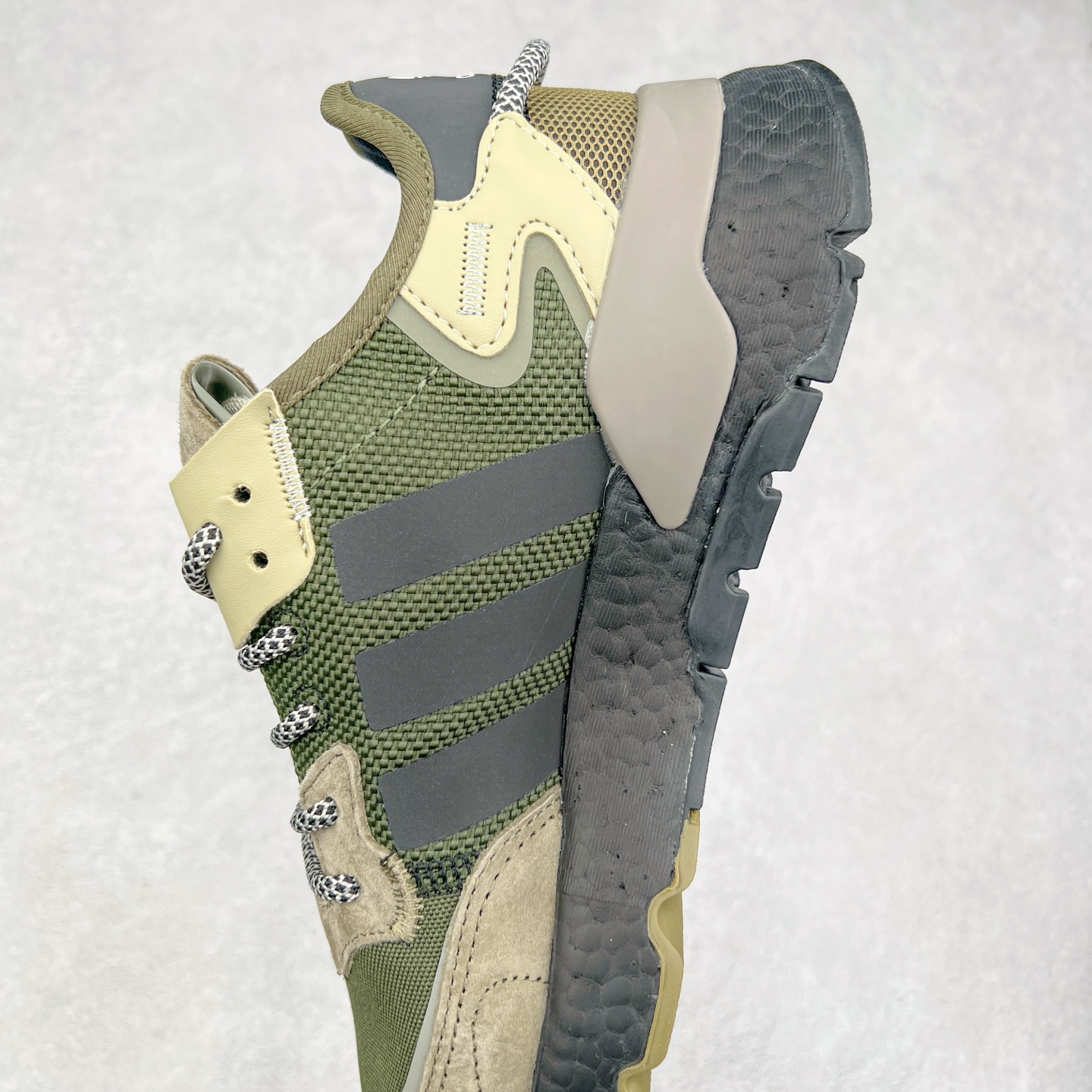 图片[7]-AD originals Nite Jogger Pride 夜行者减震耐磨低帮反光复古休闲百搭运动跑鞋 原厂材料 原厂大底 原装工艺 原鞋一致 记忆海绵 鞋眼使用原鞋一致电绣加针车工艺 后跟全部一致采用原鞋工艺 四针六线进口机 区别市面三针五线 头层皮打造 原厂流水标 3D喷漆 瞄漆 私家独模 网布搭配麂皮拼接打造鞋面 极具复古风格鞋头及鞋跟点缀3M反光设计 极为亮眼中底采用全掌Boost科技 厚度相当可观 脚感极佳 尺码：36 36⅔ 37⅓ 38 38⅔ 39⅓ 40 40⅔ 41⅓ 42 42⅔ 43⅓ 44 44⅔ 45-选品中心