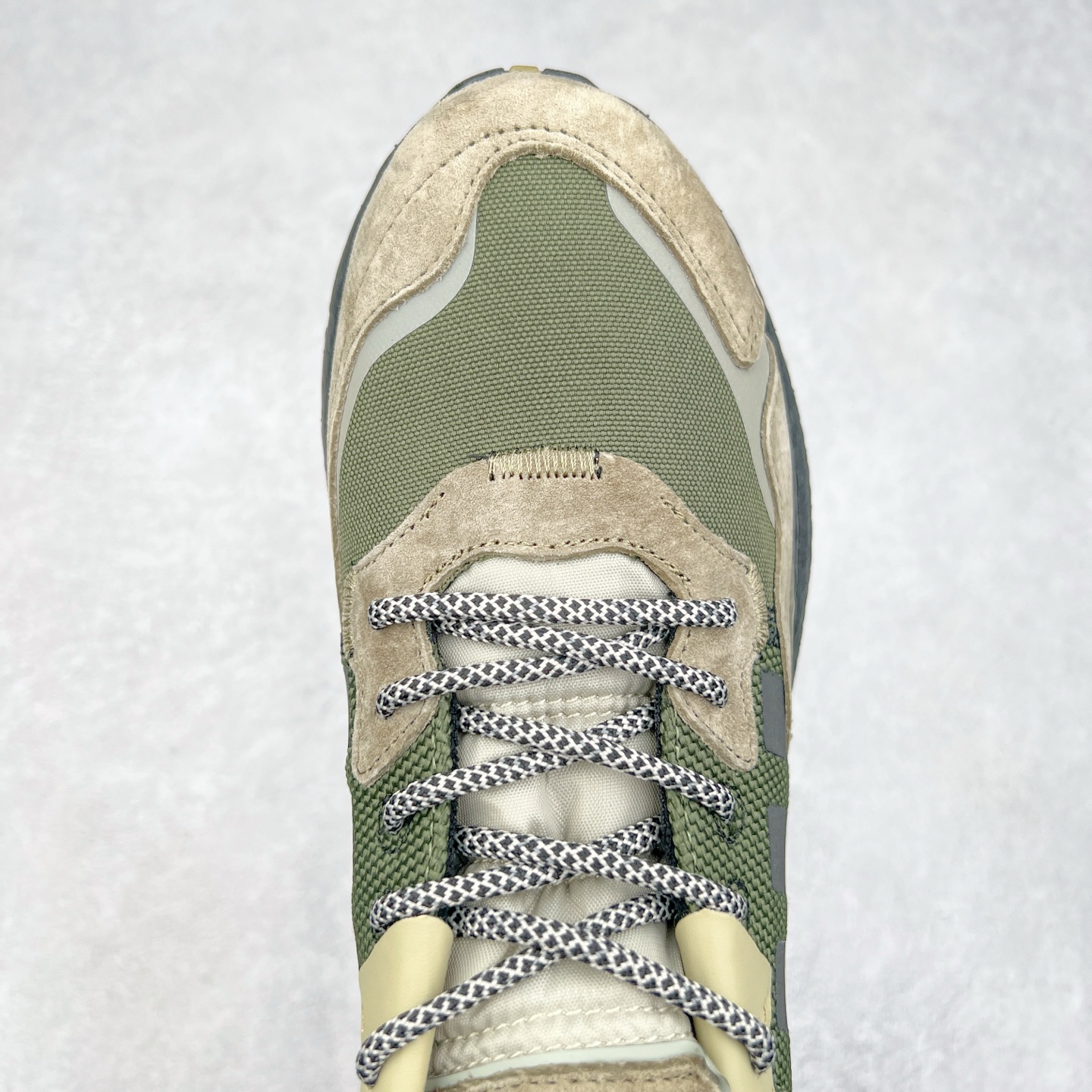 图片[4]-AD originals Nite Jogger Pride 夜行者减震耐磨低帮反光复古休闲百搭运动跑鞋 原厂材料 原厂大底 原装工艺 原鞋一致 记忆海绵 鞋眼使用原鞋一致电绣加针车工艺 后跟全部一致采用原鞋工艺 四针六线进口机 区别市面三针五线 头层皮打造 原厂流水标 3D喷漆 瞄漆 私家独模 网布搭配麂皮拼接打造鞋面 极具复古风格鞋头及鞋跟点缀3M反光设计 极为亮眼中底采用全掌Boost科技 厚度相当可观 脚感极佳 尺码：36 36⅔ 37⅓ 38 38⅔ 39⅓ 40 40⅔ 41⅓ 42 42⅔ 43⅓ 44 44⅔ 45-选品中心