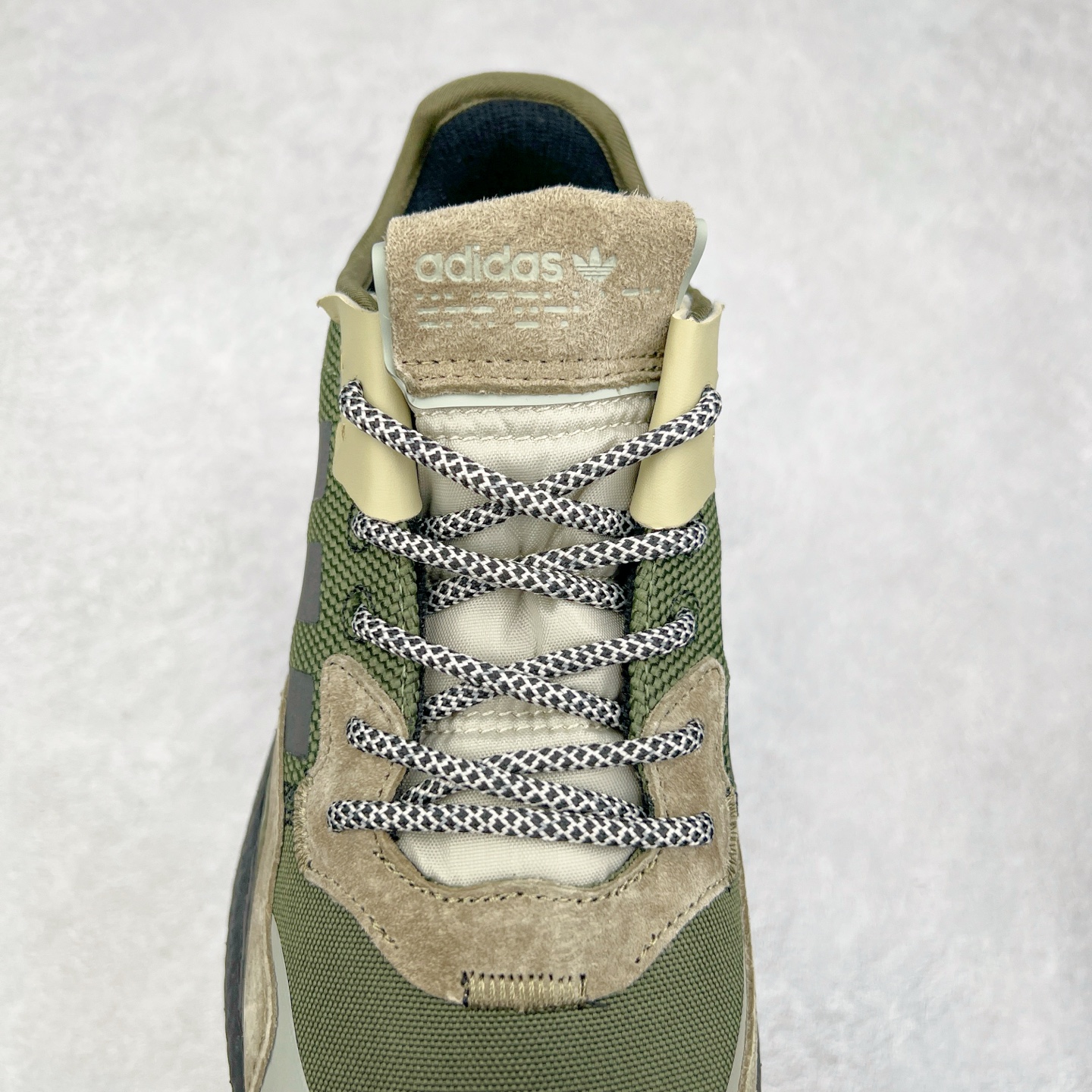 图片[5]-AD originals Nite Jogger Pride 夜行者减震耐磨低帮反光复古休闲百搭运动跑鞋 原厂材料 原厂大底 原装工艺 原鞋一致 记忆海绵 鞋眼使用原鞋一致电绣加针车工艺 后跟全部一致采用原鞋工艺 四针六线进口机 区别市面三针五线 头层皮打造 原厂流水标 3D喷漆 瞄漆 私家独模 网布搭配麂皮拼接打造鞋面 极具复古风格鞋头及鞋跟点缀3M反光设计 极为亮眼中底采用全掌Boost科技 厚度相当可观 脚感极佳 尺码：36 36⅔ 37⅓ 38 38⅔ 39⅓ 40 40⅔ 41⅓ 42 42⅔ 43⅓ 44 44⅔ 45-选品中心