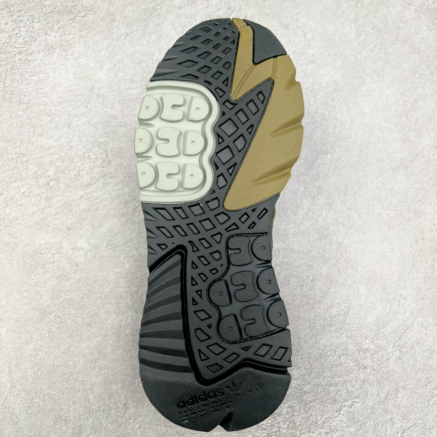 图片[9]-AD originals Nite Jogger Pride 夜行者减震耐磨低帮反光复古休闲百搭运动跑鞋 原厂材料 原厂大底 原装工艺 原鞋一致 记忆海绵 鞋眼使用原鞋一致电绣加针车工艺 后跟全部一致采用原鞋工艺 四针六线进口机 区别市面三针五线 头层皮打造 原厂流水标 3D喷漆 瞄漆 私家独模 网布搭配麂皮拼接打造鞋面 极具复古风格鞋头及鞋跟点缀3M反光设计 极为亮眼中底采用全掌Boost科技 厚度相当可观 脚感极佳 尺码：36 36⅔ 37⅓ 38 38⅔ 39⅓ 40 40⅔ 41⅓ 42 42⅔ 43⅓ 44 44⅔ 45-选品中心