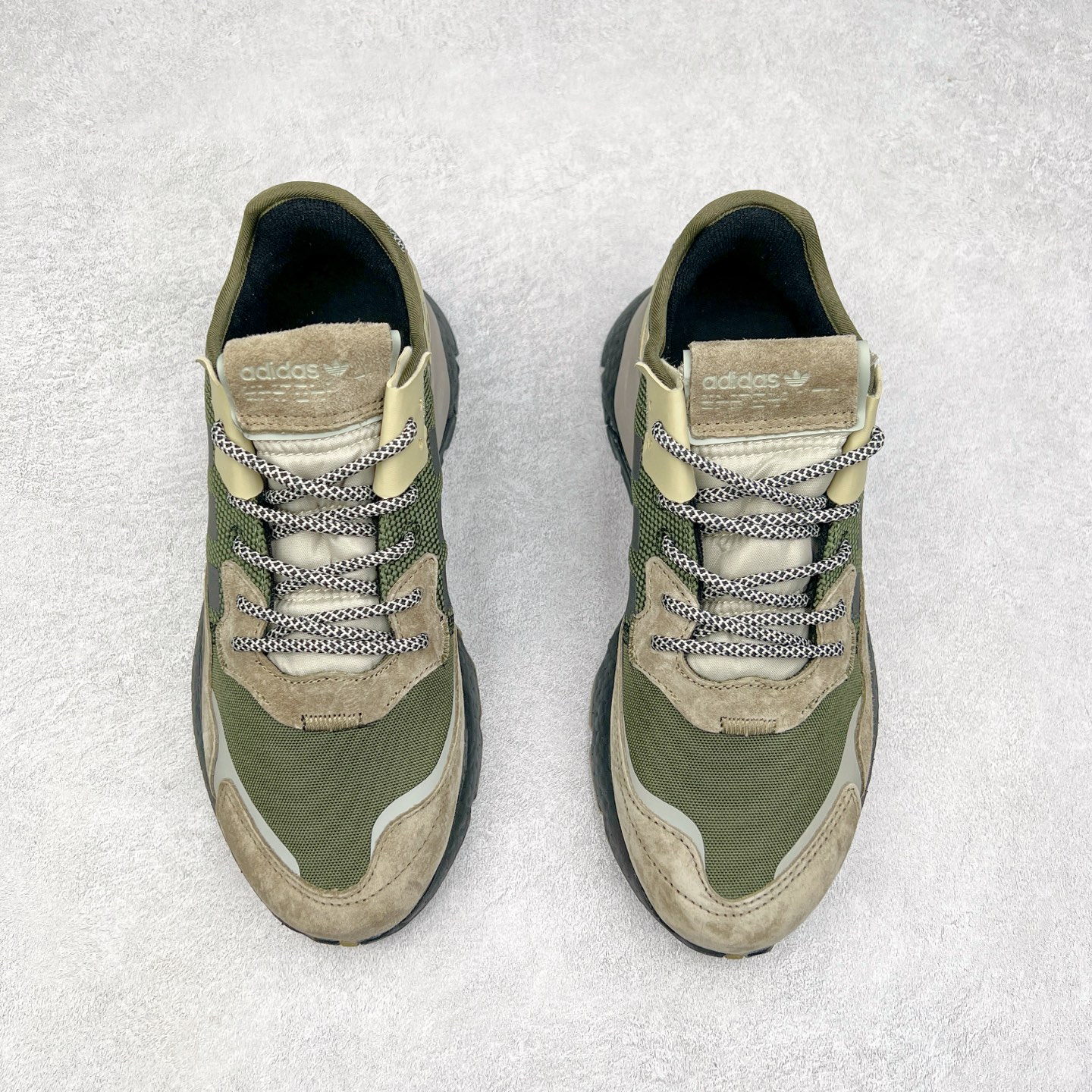 图片[2]-AD originals Nite Jogger Pride 夜行者减震耐磨低帮反光复古休闲百搭运动跑鞋 原厂材料 原厂大底 原装工艺 原鞋一致 记忆海绵 鞋眼使用原鞋一致电绣加针车工艺 后跟全部一致采用原鞋工艺 四针六线进口机 区别市面三针五线 头层皮打造 原厂流水标 3D喷漆 瞄漆 私家独模 网布搭配麂皮拼接打造鞋面 极具复古风格鞋头及鞋跟点缀3M反光设计 极为亮眼中底采用全掌Boost科技 厚度相当可观 脚感极佳 尺码：36 36⅔ 37⅓ 38 38⅔ 39⅓ 40 40⅔ 41⅓ 42 42⅔ 43⅓ 44 44⅔ 45-选品中心