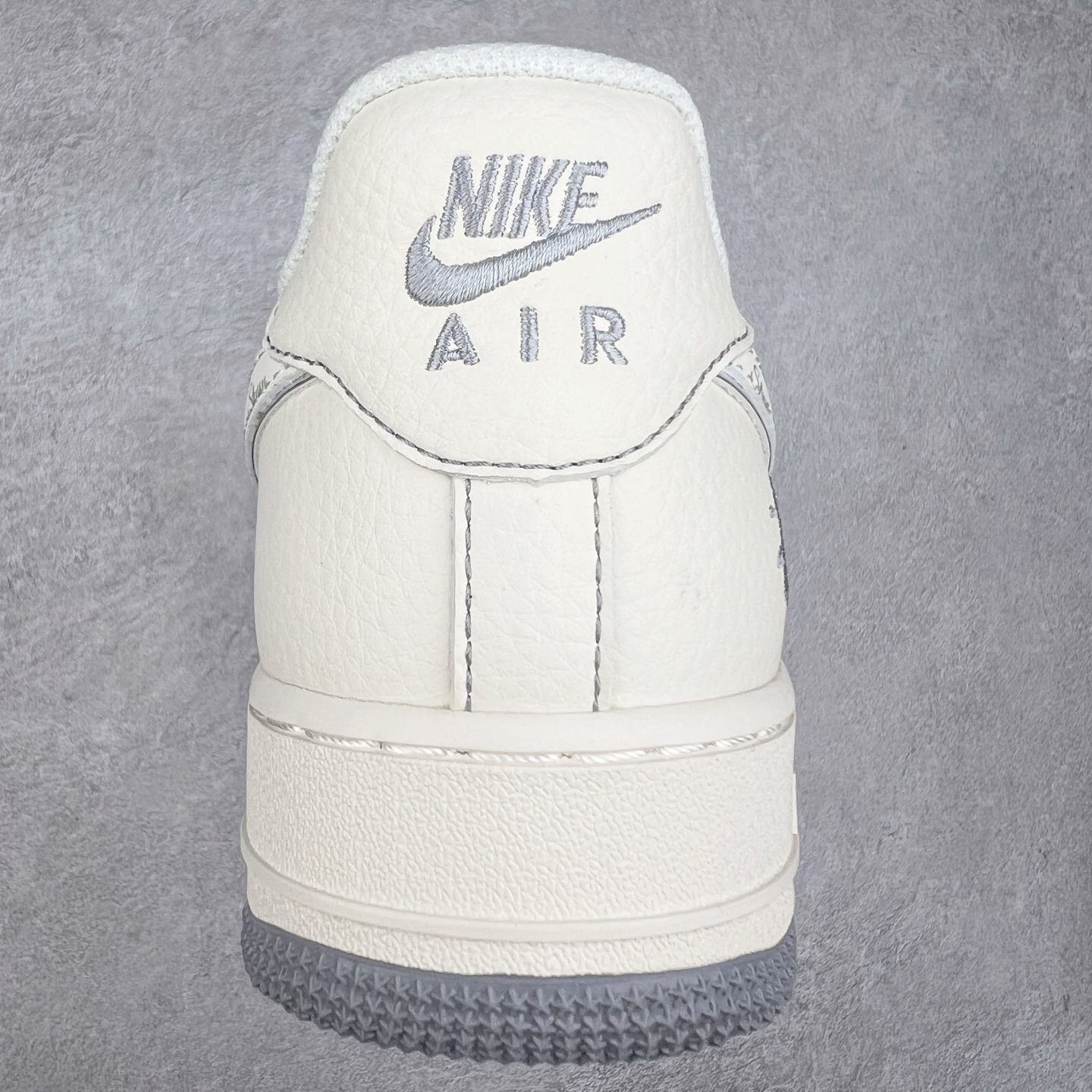 图片[8]-NK Air Force 1´07 Low 空军一号低帮百搭休闲运动板鞋 HH7518-041 柔软、弹性十足的缓震性能和出色的中底设计 横跨复古与现代的外型结合 造就出风靡全球 三十多年的Force 1 直到今天还深受青睐 实拍调校N版已经零色差零失真 百分百还原实物色彩所见即所得 不存在货不对板色差等低级问题 选购参考实物拍摄 不混卖不参货 只用心做好货严格选品 承诺混一赔十 尺码：36 36.5 37.5 38 38.5 39 40 40.5 41 42 42.5 43 44 44.5 45-选品中心