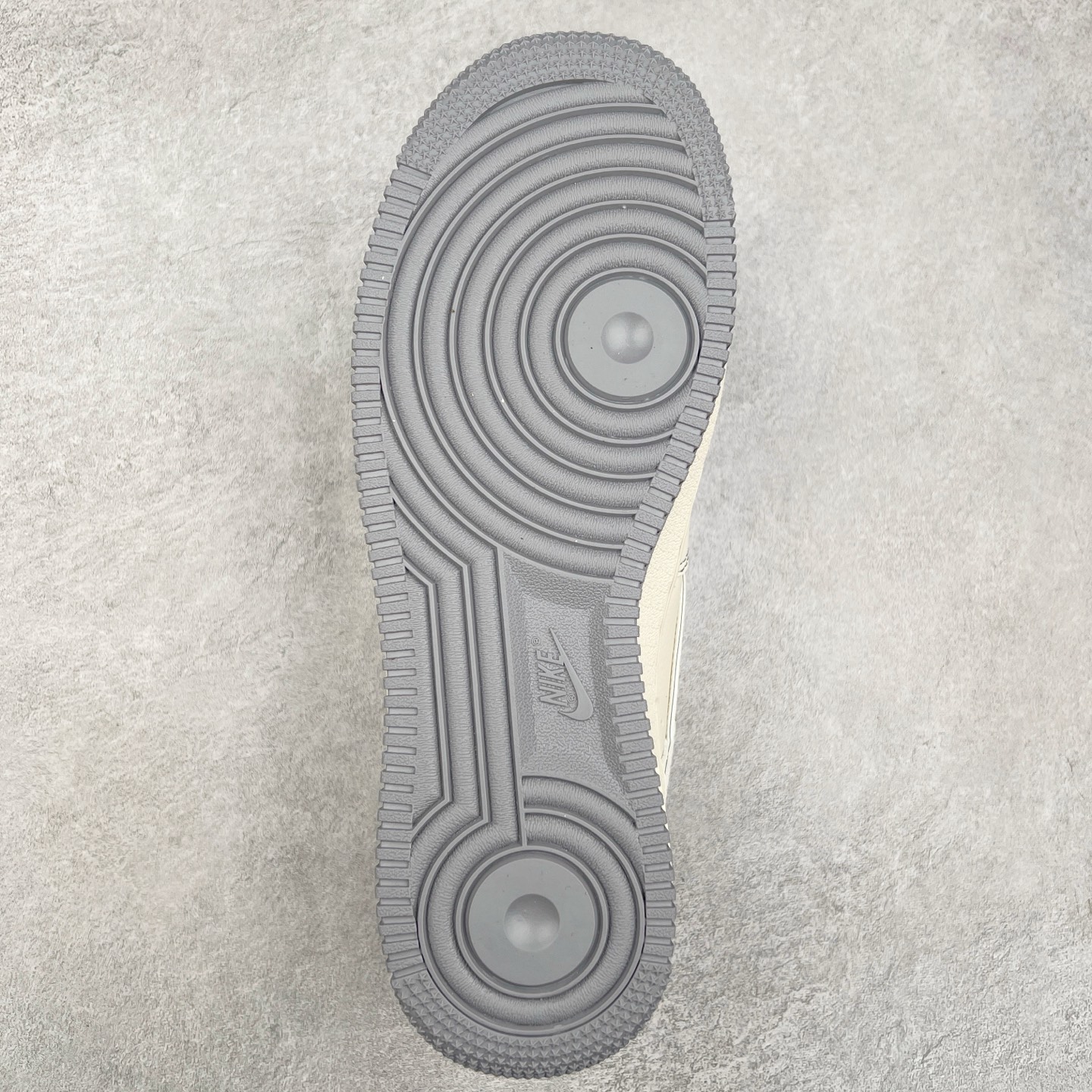 图片[9]-NK Air Force 1´07 Low 空军一号低帮百搭休闲运动板鞋 HH7518-041 柔软、弹性十足的缓震性能和出色的中底设计 横跨复古与现代的外型结合 造就出风靡全球 三十多年的Force 1 直到今天还深受青睐 实拍调校N版已经零色差零失真 百分百还原实物色彩所见即所得 不存在货不对板色差等低级问题 选购参考实物拍摄 不混卖不参货 只用心做好货严格选品 承诺混一赔十 尺码：36 36.5 37.5 38 38.5 39 40 40.5 41 42 42.5 43 44 44.5 45-选品中心