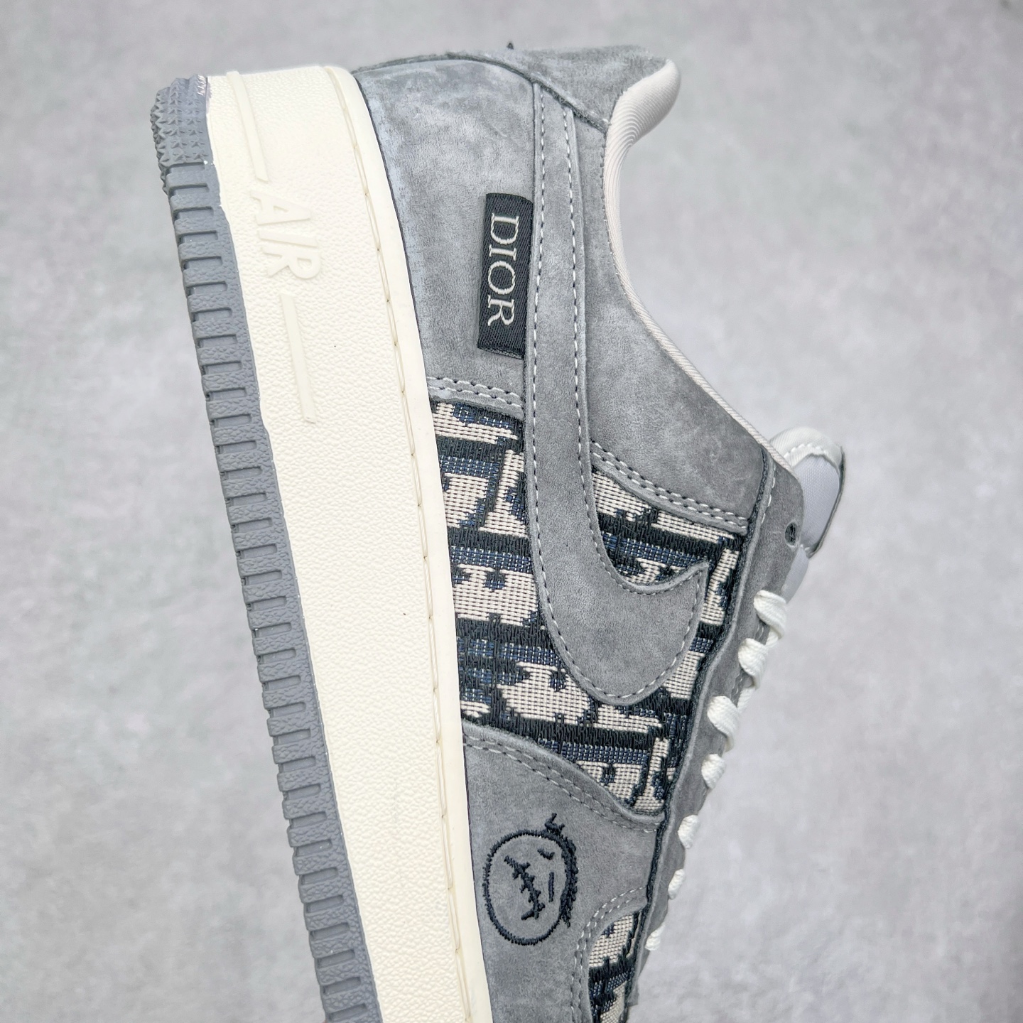 图片[6]-NK Air Force 1´07 Low 空军一号低帮百搭休闲运动板鞋 KK1988-056 柔软、弹性十足的缓震性能和出色的中底设计 横跨复古与现代的外型结合 造就出风靡全球 三十多年的Force 1 直到今天还深受青睐 实拍调校N版已经零色差零失真 百分百还原实物色彩所见即所得 不存在货不对板色差等低级问题 选购参考实物拍摄 不混卖不参货 只用心做好货严格选品 承诺混一赔十 尺码：36 36.5 37.5 38 38.5 39 40 40.5 41 42 42.5 43 44 44.5 45-选品中心