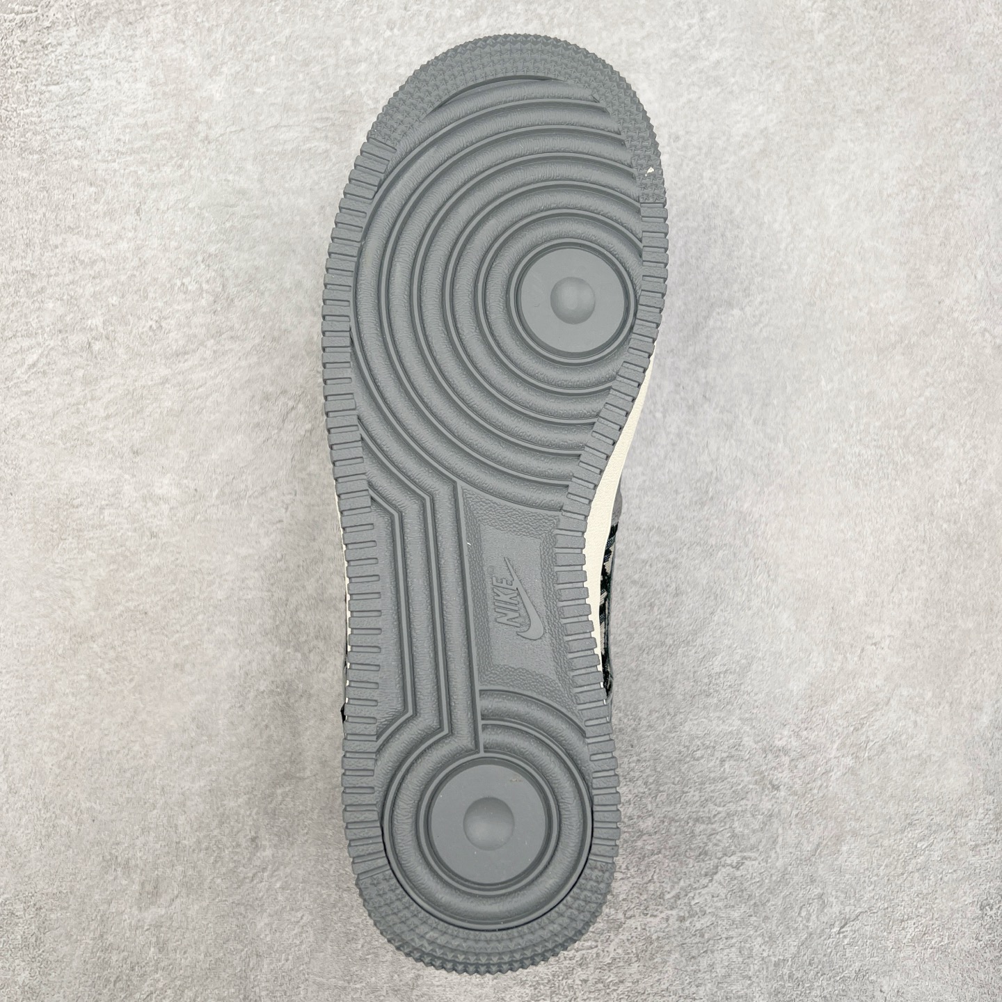 图片[9]-NK Air Force 1´07 Low 空军一号低帮百搭休闲运动板鞋 KK1988-056 柔软、弹性十足的缓震性能和出色的中底设计 横跨复古与现代的外型结合 造就出风靡全球 三十多年的Force 1 直到今天还深受青睐 实拍调校N版已经零色差零失真 百分百还原实物色彩所见即所得 不存在货不对板色差等低级问题 选购参考实物拍摄 不混卖不参货 只用心做好货严格选品 承诺混一赔十 尺码：36 36.5 37.5 38 38.5 39 40 40.5 41 42 42.5 43 44 44.5 45-选品中心