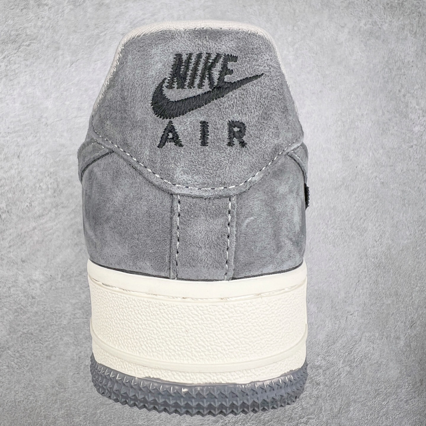 图片[8]-NK Air Force 1´07 Low 空军一号低帮百搭休闲运动板鞋 KK1988-056 柔软、弹性十足的缓震性能和出色的中底设计 横跨复古与现代的外型结合 造就出风靡全球 三十多年的Force 1 直到今天还深受青睐 实拍调校N版已经零色差零失真 百分百还原实物色彩所见即所得 不存在货不对板色差等低级问题 选购参考实物拍摄 不混卖不参货 只用心做好货严格选品 承诺混一赔十 尺码：36 36.5 37.5 38 38.5 39 40 40.5 41 42 42.5 43 44 44.5 45-选品中心