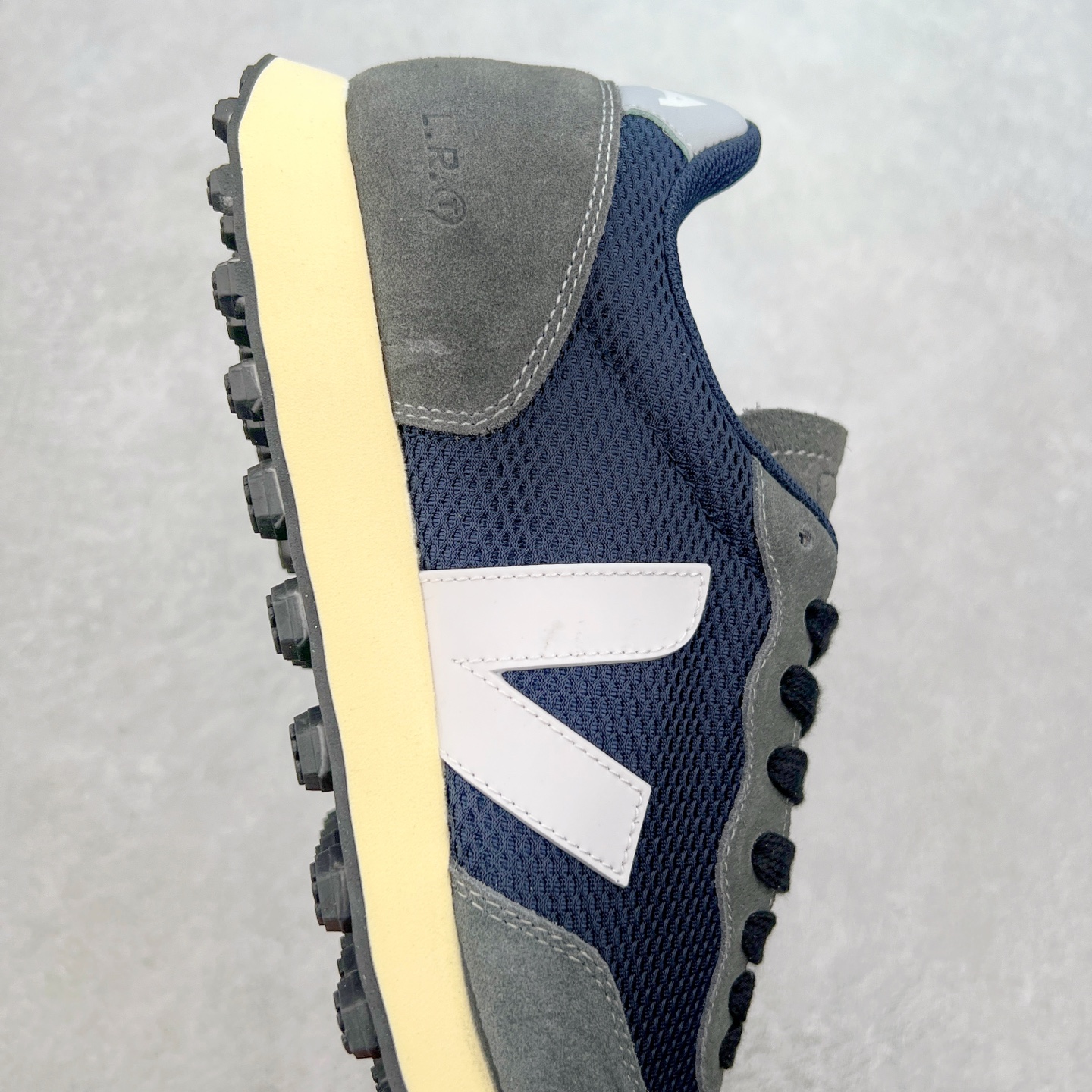 图片[6]-Veja Leather Extra Sneakers 法国国民V字经典运动板鞋#Ins爆款 街拍频繁上镜 春季入夏简约百搭款 全头层进口牛皮 舒适面革内里 广东厂 高端主打色系全网热销中 所售渠道大致由代购渠道 尺码：36 37 38 39 40 41 42 43 44 45-选品中心