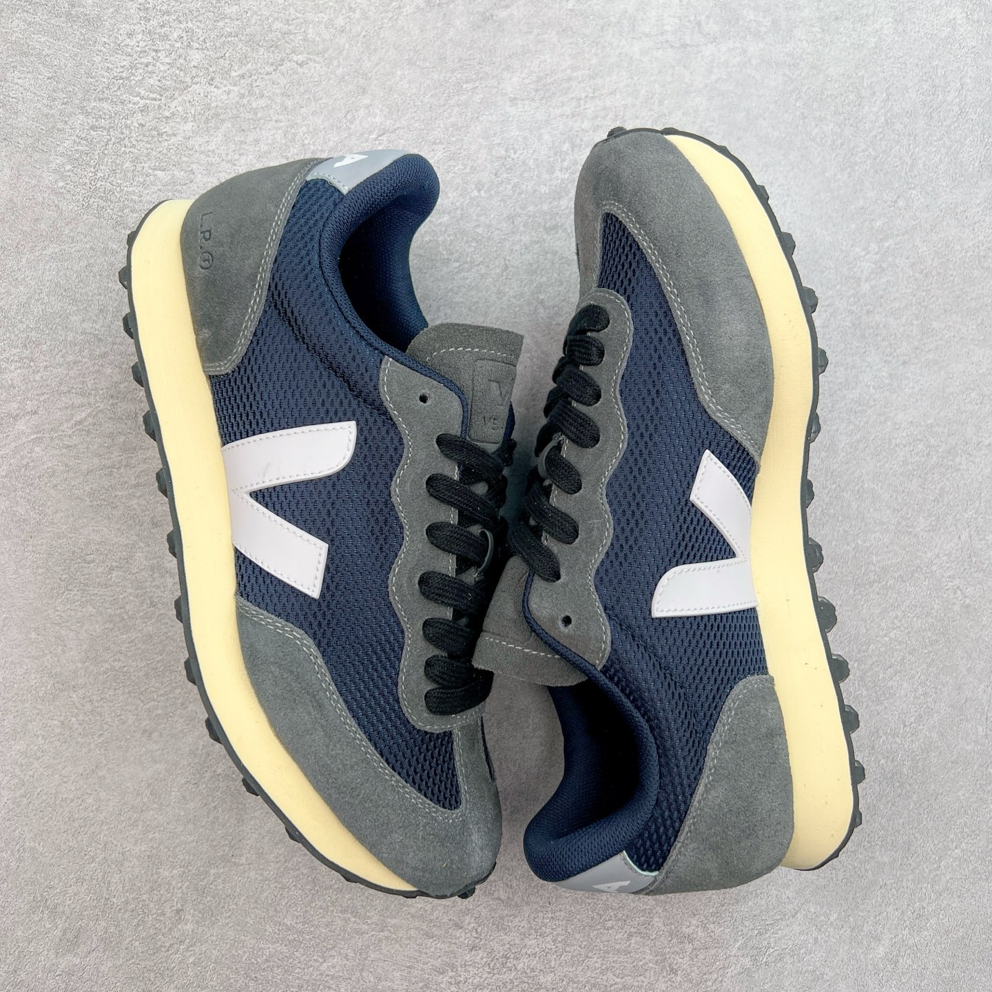 图片[3]-Veja Leather Extra Sneakers 法国国民V字经典运动板鞋#Ins爆款 街拍频繁上镜 春季入夏简约百搭款 全头层进口牛皮 舒适面革内里 广东厂 高端主打色系全网热销中 所售渠道大致由代购渠道 尺码：36 37 38 39 40 41 42 43 44 45-选品中心