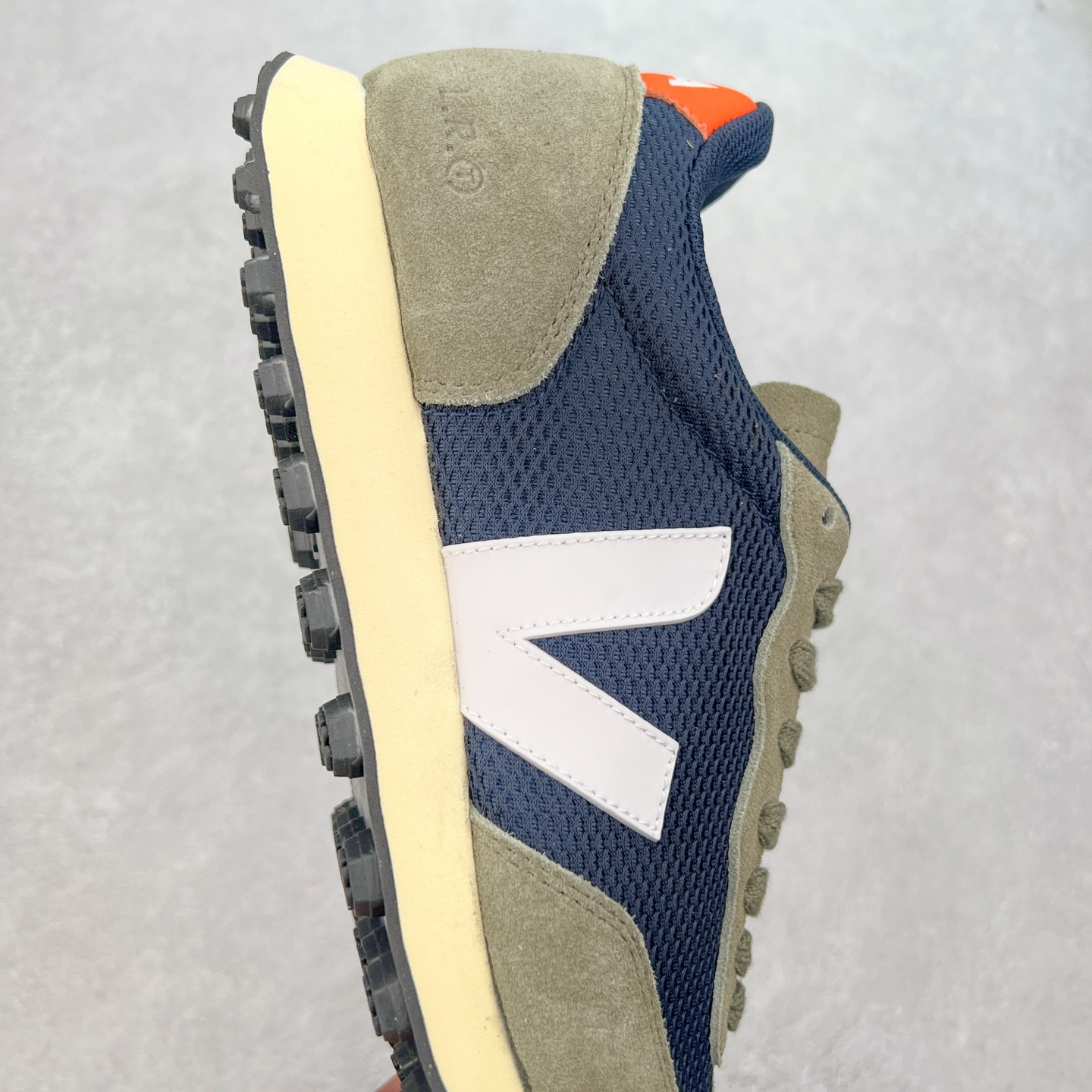 图片[6]-Veja Leather Extra Sneakers 法国国民V字经典运动板鞋#Ins爆款 街拍频繁上镜 春季入夏简约百搭款 全头层进口牛皮 舒适面革内里 广东厂 高端主打色系全网热销中 所售渠道大致由代购渠道 尺码：36 37 38 39 40 41 42 43 44 45-选品中心