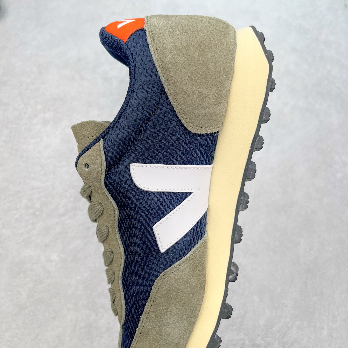 图片[7]-Veja Leather Extra Sneakers 法国国民V字经典运动板鞋#Ins爆款 街拍频繁上镜 春季入夏简约百搭款 全头层进口牛皮 舒适面革内里 广东厂 高端主打色系全网热销中 所售渠道大致由代购渠道 尺码：36 37 38 39 40 41 42 43 44 45-选品中心