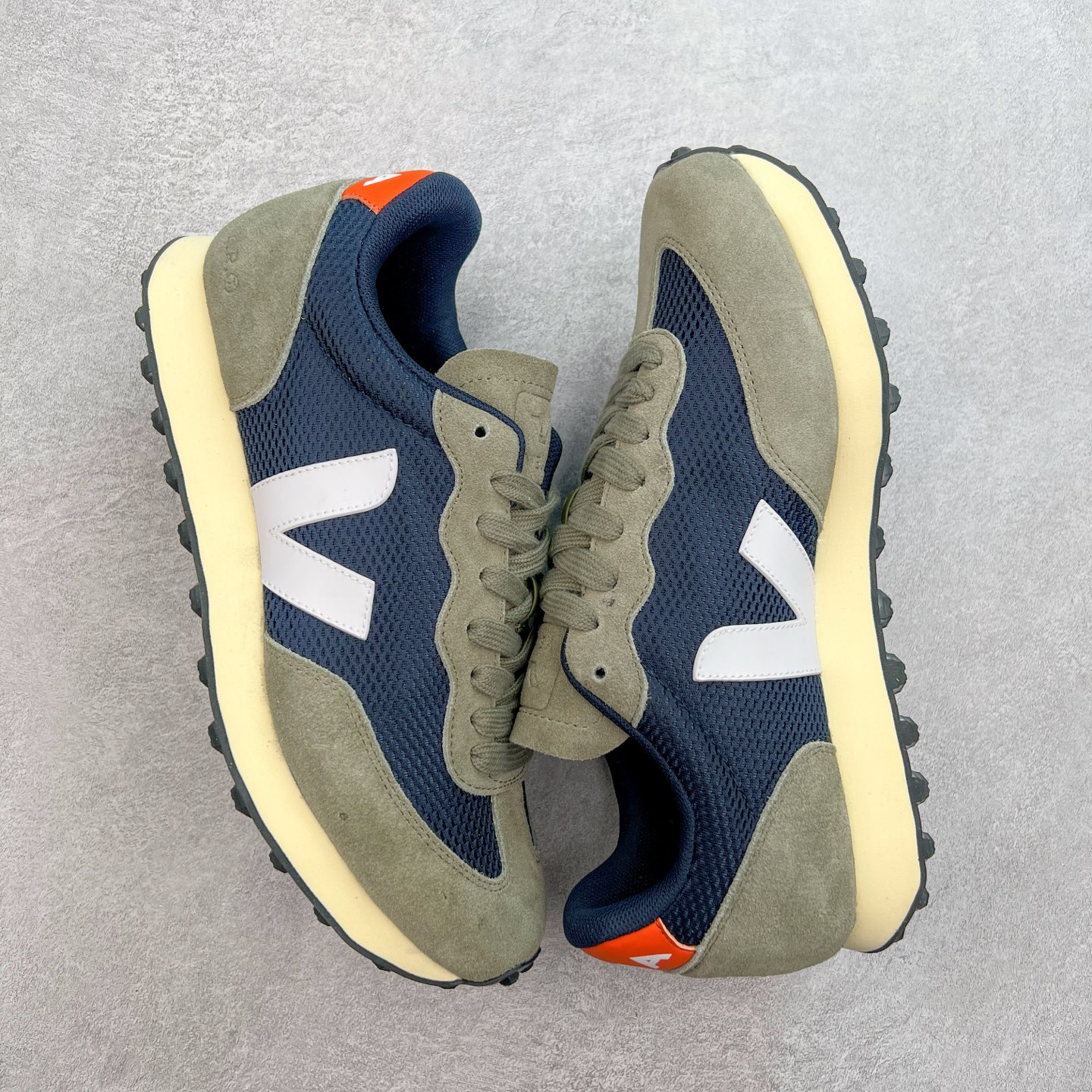 图片[3]-Veja Leather Extra Sneakers 法国国民V字经典运动板鞋#Ins爆款 街拍频繁上镜 春季入夏简约百搭款 全头层进口牛皮 舒适面革内里 广东厂 高端主打色系全网热销中 所售渠道大致由代购渠道 尺码：36 37 38 39 40 41 42 43 44 45-选品中心