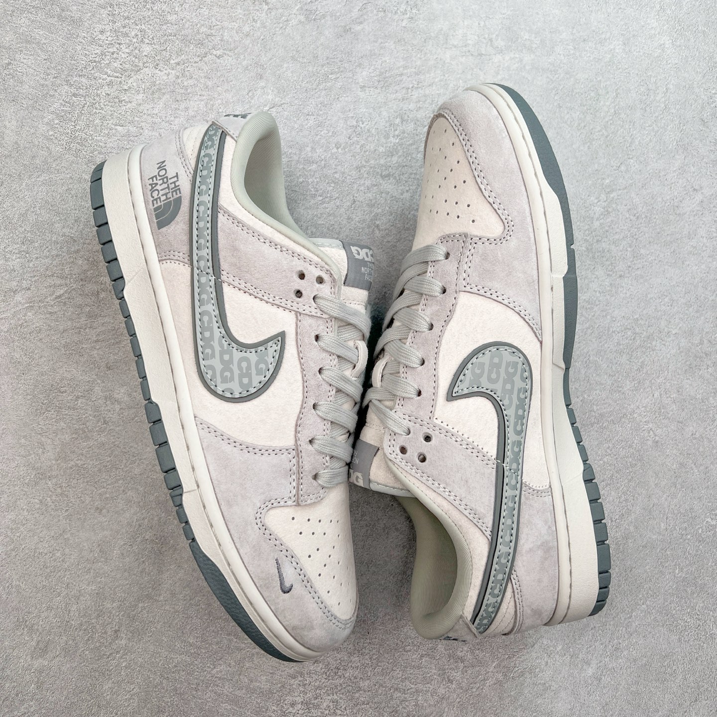 图片[3]-NK Dunk Low 定制配色 FC1688-181 大厂出品 极力推荐 原装头层材料 独家版型蒸餾加工帶來的是更好的视觉和脚感体验大厂纯原品质出货 清洁度 电绣工艺 皮料切割干净无任何毛边 细节完美 实拍调校N版已经零色差零失真 百分百还原实物色彩所见即所得 不存在货不对板色差等低级问题 选购参考实物拍摄 不混卖不参货 只用心做好货严格选品 承诺混一赔十 尺码：36 36.5 37.5 38 38.5 39 40 40.5 41 42 42.5 43 44 44.5 45-选品中心