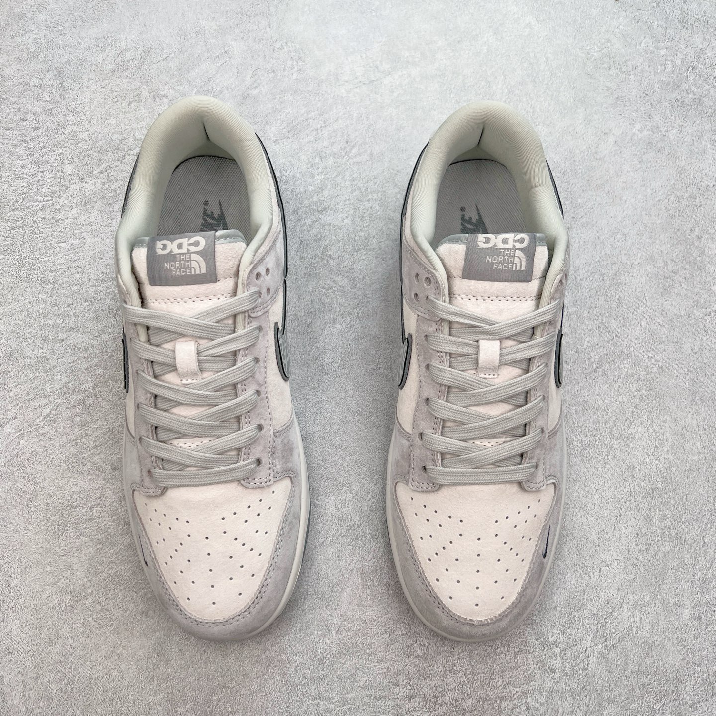 图片[2]-NK Dunk Low 定制配色 FC1688-181 大厂出品 极力推荐 原装头层材料 独家版型蒸餾加工帶來的是更好的视觉和脚感体验大厂纯原品质出货 清洁度 电绣工艺 皮料切割干净无任何毛边 细节完美 实拍调校N版已经零色差零失真 百分百还原实物色彩所见即所得 不存在货不对板色差等低级问题 选购参考实物拍摄 不混卖不参货 只用心做好货严格选品 承诺混一赔十 尺码：36 36.5 37.5 38 38.5 39 40 40.5 41 42 42.5 43 44 44.5 45-选品中心