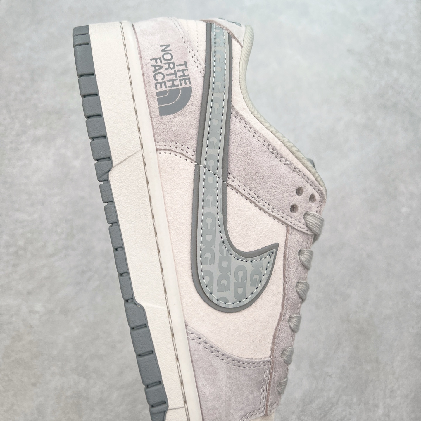 图片[6]-NK Dunk Low 定制配色 FC1688-181 大厂出品 极力推荐 原装头层材料 独家版型蒸餾加工帶來的是更好的视觉和脚感体验大厂纯原品质出货 清洁度 电绣工艺 皮料切割干净无任何毛边 细节完美 实拍调校N版已经零色差零失真 百分百还原实物色彩所见即所得 不存在货不对板色差等低级问题 选购参考实物拍摄 不混卖不参货 只用心做好货严格选品 承诺混一赔十 尺码：36 36.5 37.5 38 38.5 39 40 40.5 41 42 42.5 43 44 44.5 45-选品中心