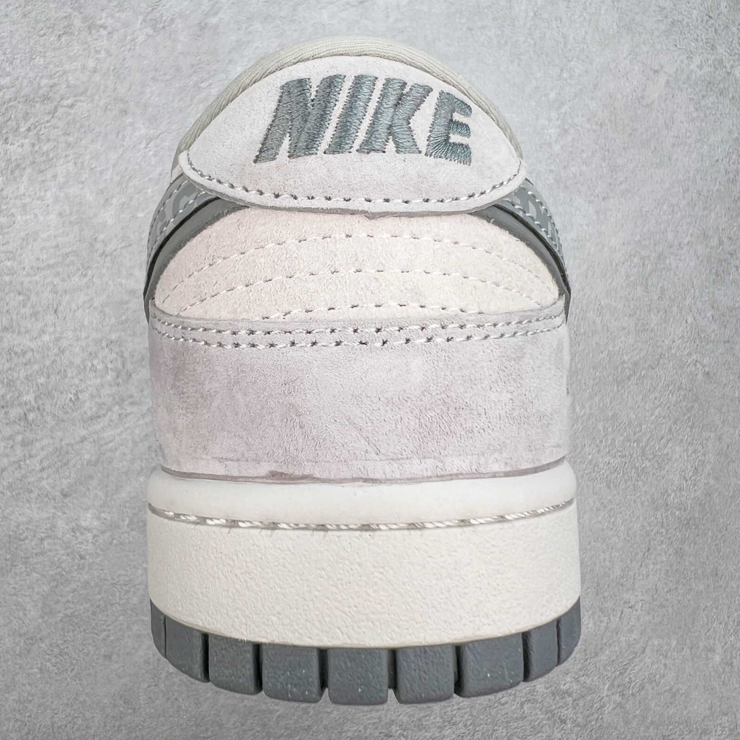 图片[8]-NK Dunk Low 定制配色 FC1688-181 大厂出品 极力推荐 原装头层材料 独家版型蒸餾加工帶來的是更好的视觉和脚感体验大厂纯原品质出货 清洁度 电绣工艺 皮料切割干净无任何毛边 细节完美 实拍调校N版已经零色差零失真 百分百还原实物色彩所见即所得 不存在货不对板色差等低级问题 选购参考实物拍摄 不混卖不参货 只用心做好货严格选品 承诺混一赔十 尺码：36 36.5 37.5 38 38.5 39 40 40.5 41 42 42.5 43 44 44.5 45-选品中心