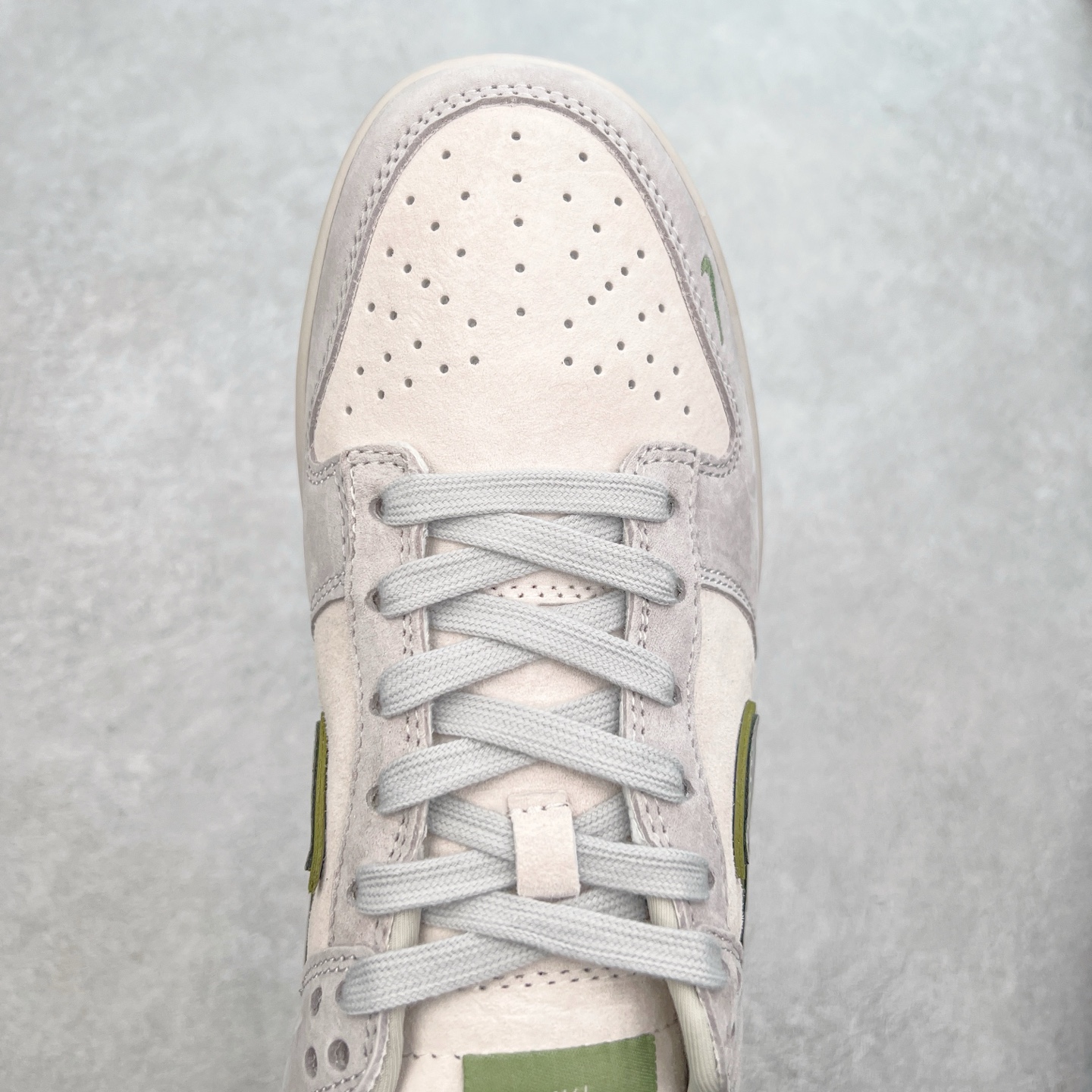 图片[4]-NK Dunk Low 定制配色 DQ1098-397 大厂出品 极力推荐 原装头层材料 独家版型蒸餾加工帶來的是更好的视觉和脚感体验大厂纯原品质出货 清洁度 电绣工艺 皮料切割干净无任何毛边 细节完美 实拍调校N版已经零色差零失真 百分百还原实物色彩所见即所得 不存在货不对板色差等低级问题 选购参考实物拍摄 不混卖不参货 只用心做好货严格选品 承诺混一赔十 尺码：36 36.5 37.5 38 38.5 39 40 40.5 41 42 42.5 43 44 44.5 45-选品中心