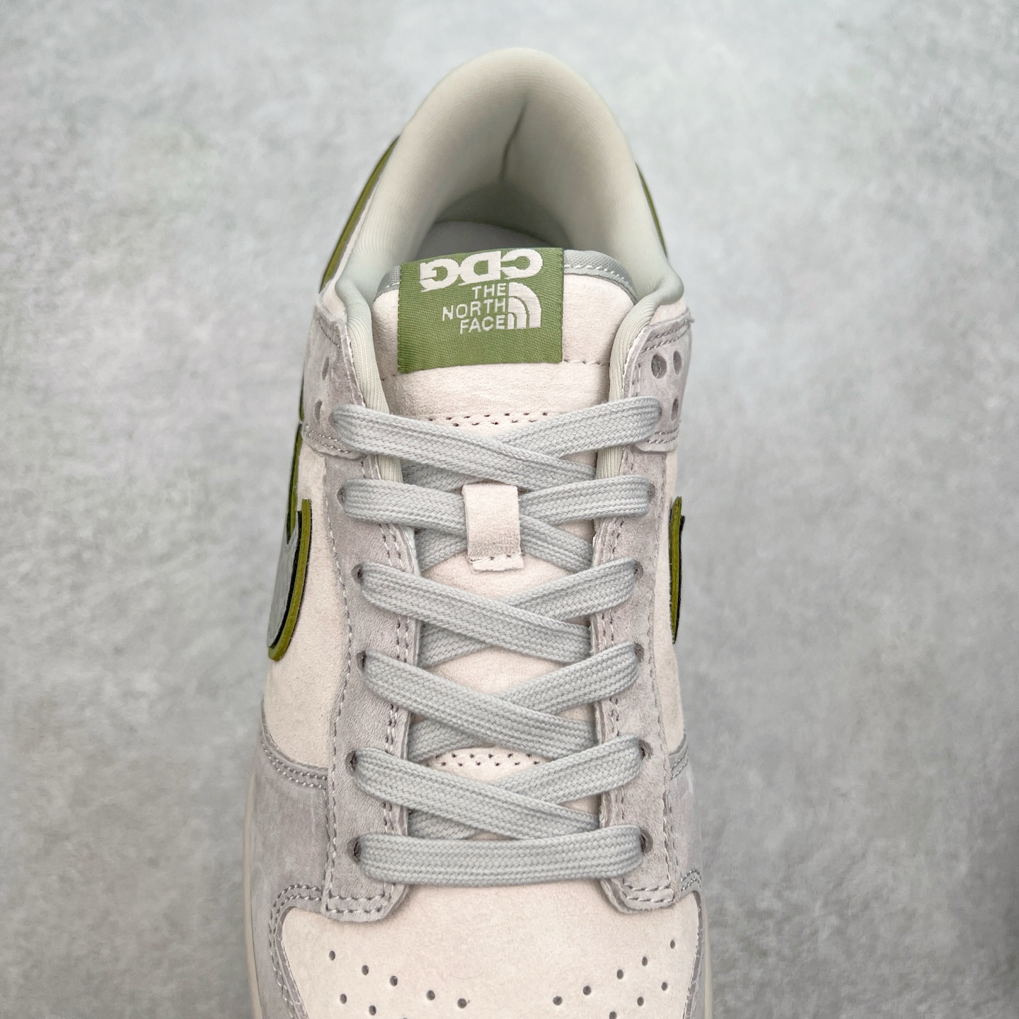 图片[5]-NK Dunk Low 定制配色 DQ1098-397 大厂出品 极力推荐 原装头层材料 独家版型蒸餾加工帶來的是更好的视觉和脚感体验大厂纯原品质出货 清洁度 电绣工艺 皮料切割干净无任何毛边 细节完美 实拍调校N版已经零色差零失真 百分百还原实物色彩所见即所得 不存在货不对板色差等低级问题 选购参考实物拍摄 不混卖不参货 只用心做好货严格选品 承诺混一赔十 尺码：36 36.5 37.5 38 38.5 39 40 40.5 41 42 42.5 43 44 44.5 45-选品中心