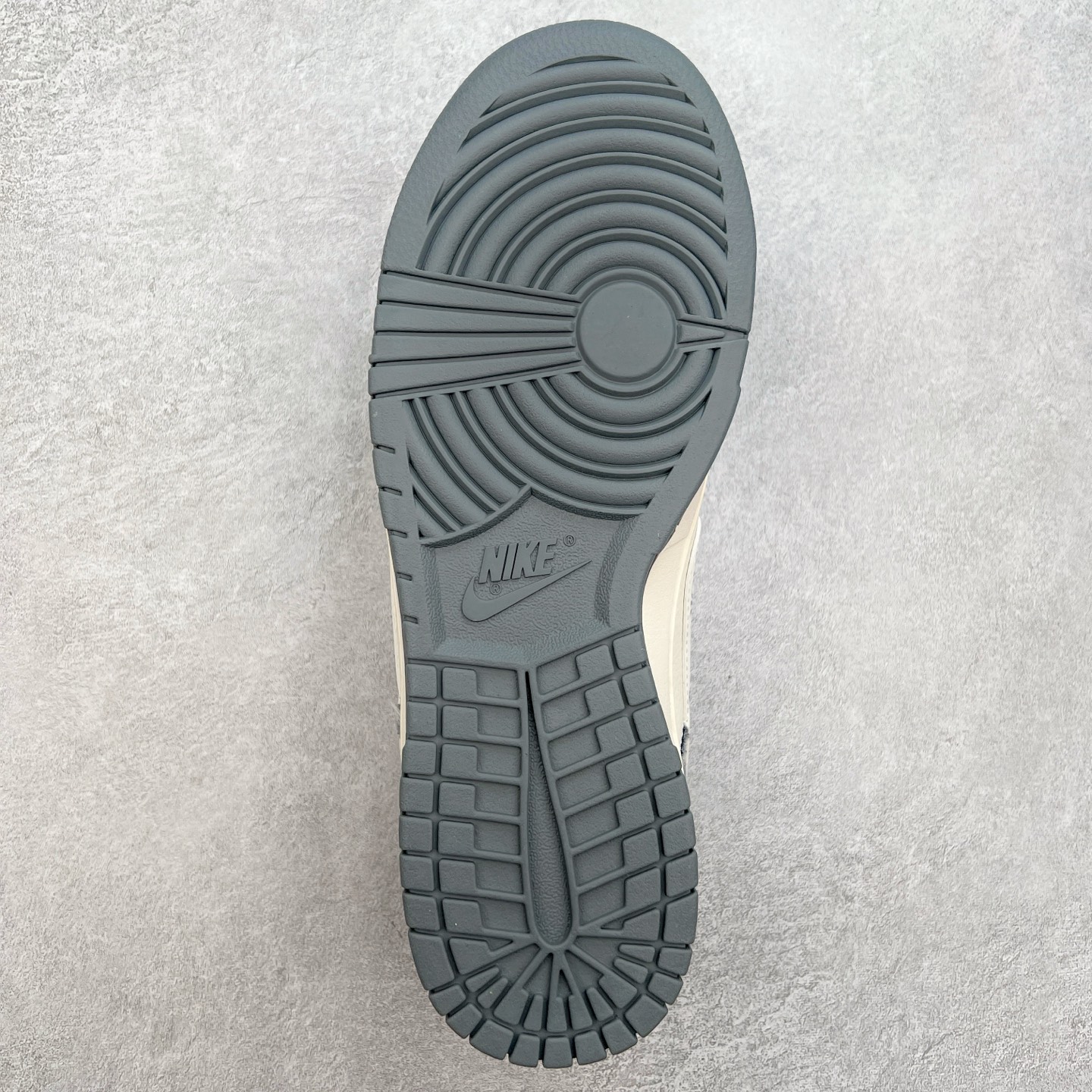 图片[9]-NK Dunk Low 定制配色 SJ2068-316 大厂出品 极力推荐 原装头层材料 独家版型蒸餾加工帶來的是更好的视觉和脚感体验大厂纯原品质出货 清洁度 电绣工艺 皮料切割干净无任何毛边 细节完美 实拍调校N版已经零色差零失真 百分百还原实物色彩所见即所得 不存在货不对板色差等低级问题 选购参考实物拍摄 不混卖不参货 只用心做好货严格选品 承诺混一赔十 尺码：36 36.5 37.5 38 38.5 39 40 40.5 41 42 42.5 43 44 44.5 45-选品中心