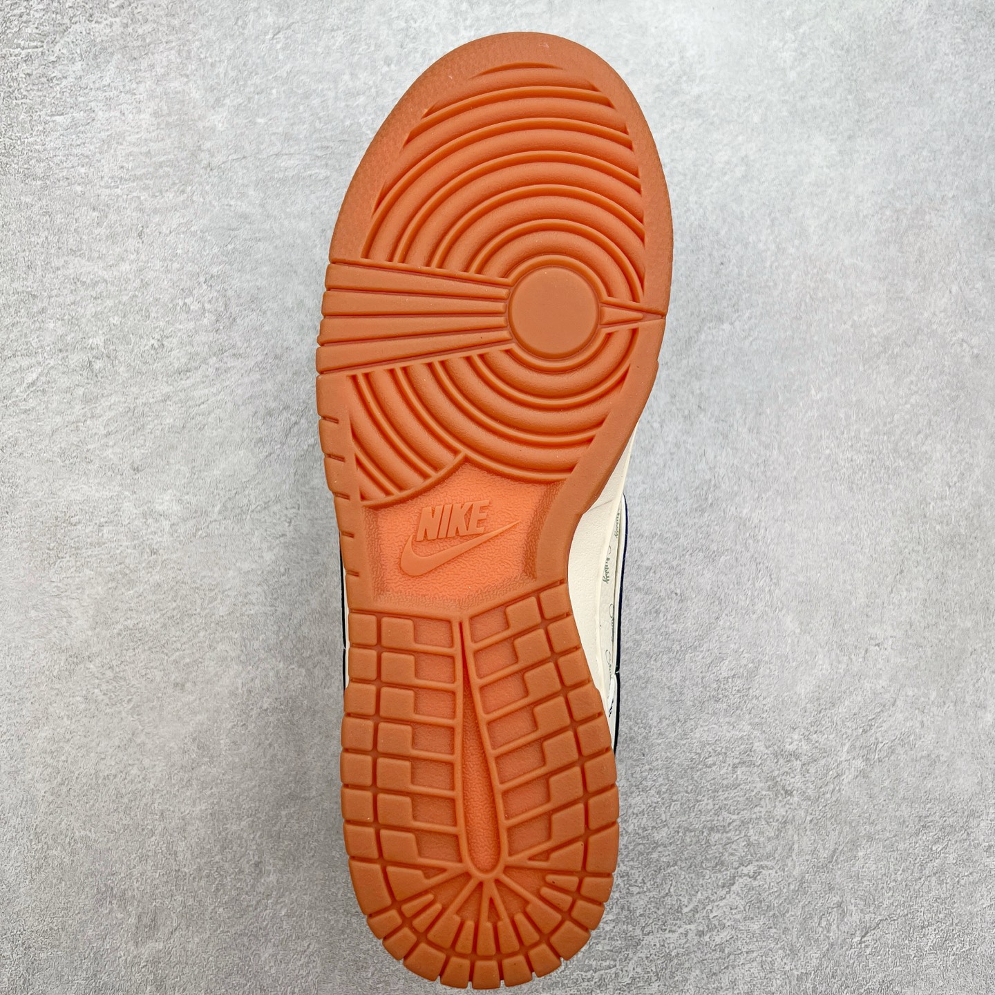 图片[9]-NK Dunk Low 定制配色 XS6089-529 大厂出品 极力推荐 原装头层材料 独家版型蒸餾加工帶來的是更好的视觉和脚感体验大厂纯原品质出货 清洁度 电绣工艺 皮料切割干净无任何毛边 细节完美 实拍调校N版已经零色差零失真 百分百还原实物色彩所见即所得 不存在货不对板色差等低级问题 选购参考实物拍摄 不混卖不参货 只用心做好货严格选品 承诺混一赔十 尺码：36 36.5 37.5 38 38.5 39 40 40.5 41 42 42.5 43 44 44.5 45-选品中心