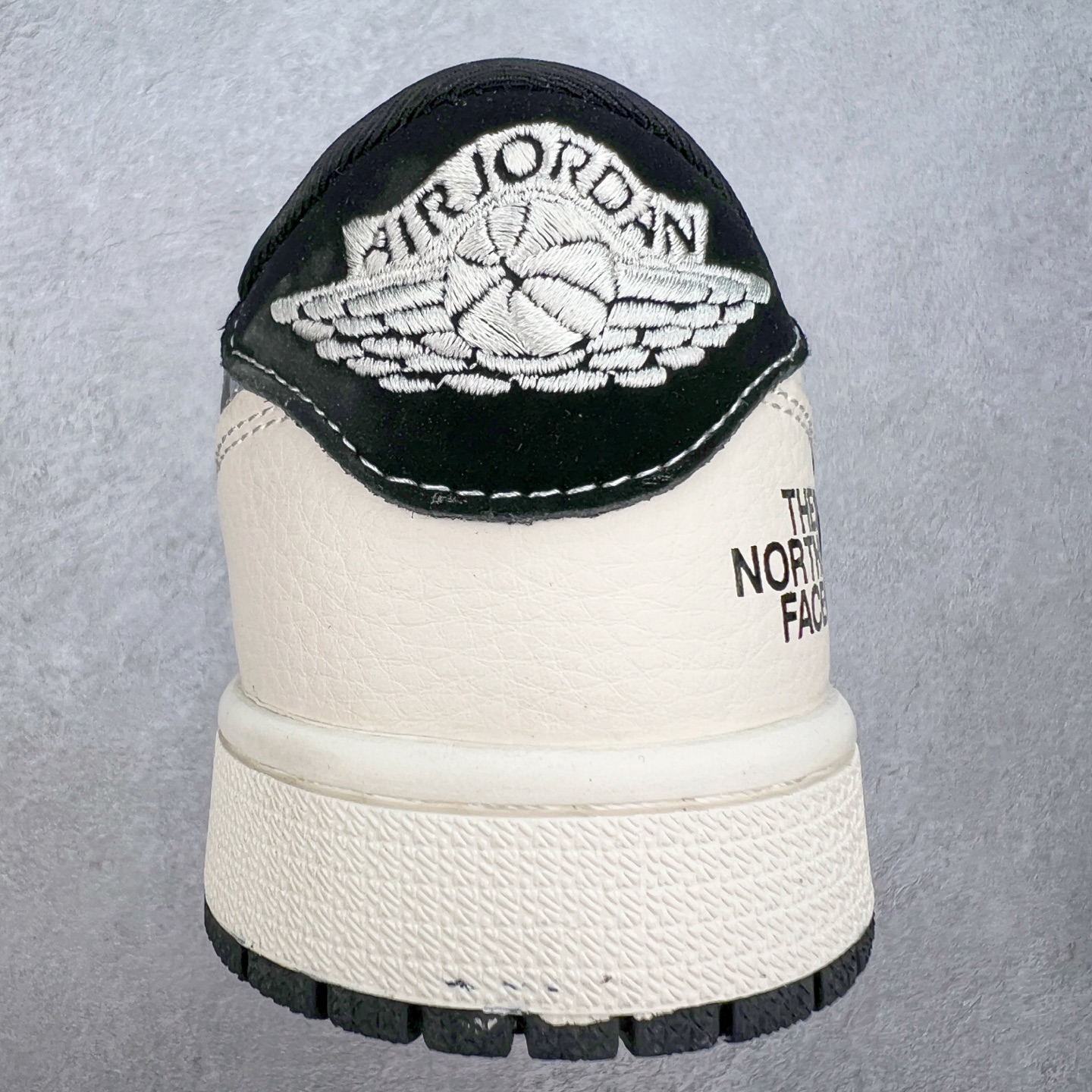 图片[8]-TS x Air Jordan AJ1 Low 倒钩低帮联名定制配色 XS2024-021 原厂内置气垫魔块 A模大底 头层小牛皮 鞋舌AJ原厂专用牛津布+AJ专用反口珍珠布+原厂无杂质高弹内里海棉+特殊封边弹力鞋带 实拍调校N版已经零色差零失真 百分百还原实物色彩所见即所得 不存在货不对板色差等低级问题 选购参考实物拍摄 不混卖不参货 只用心做好货严格选品 承诺混一赔十 尺码：36 36.5 37.5 38 38.5 39 40 40.5 41 42 42.5 43 44 44.5 45-选品中心