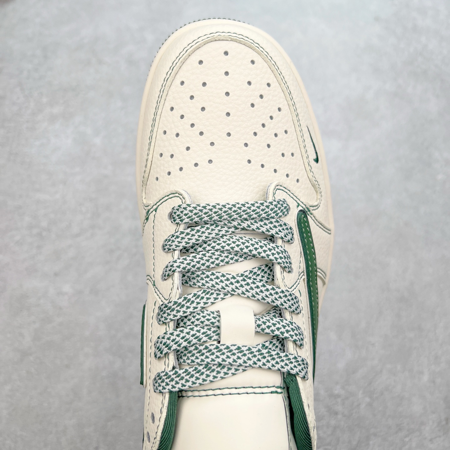 图片[4]-TS x Air Jordan AJ1 Low 倒钩低帮联名定制配色 ZH2598-243 原厂内置气垫魔块 A模大底 头层小牛皮 鞋舌AJ原厂专用牛津布+AJ专用反口珍珠布+原厂无杂质高弹内里海棉+特殊封边弹力鞋带 实拍调校N版已经零色差零失真 百分百还原实物色彩所见即所得 不存在货不对板色差等低级问题 选购参考实物拍摄 不混卖不参货 只用心做好货严格选品 承诺混一赔十 尺码：36 36.5 37.5 38 38.5 39 40 40.5 41 42 42.5 43 44 44.5 45-选品中心