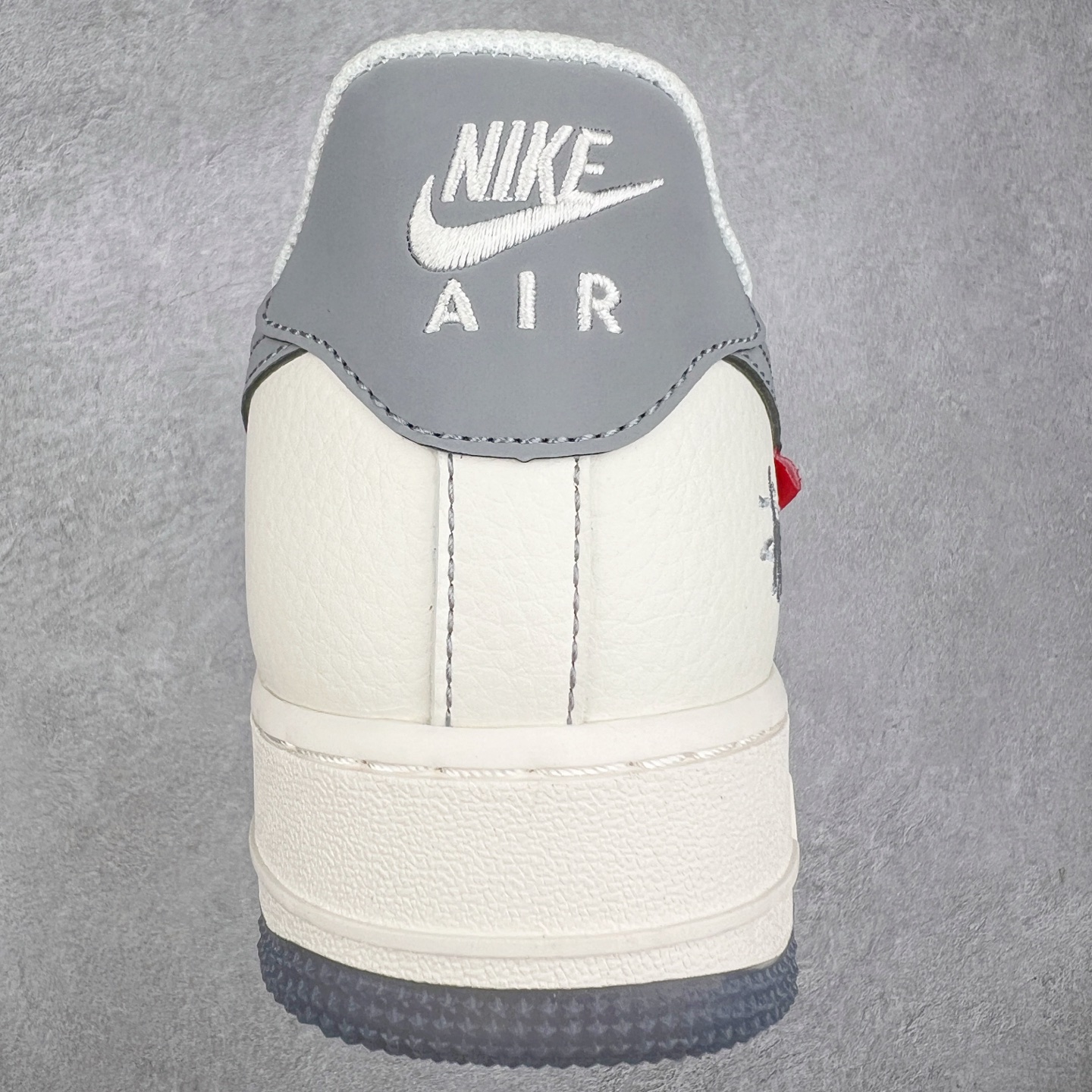 图片[8]-NK Air Force 1´07 Low 空军一号低帮百搭休闲运动板鞋 HH7518-041 柔软、弹性十足的缓震性能和出色的中底设计 横跨复古与现代的外型结合 造就出风靡全球 三十多年的Force 1 直到今天还深受青睐 实拍调校N版已经零色差零失真 百分百还原实物色彩所见即所得 不存在货不对板色差等低级问题 选购参考实物拍摄 不混卖不参货 只用心做好货严格选品 承诺混一赔十 尺码：36 36.5 37.5 38 38.5 39 40 40.5 41 42 42.5 43 44 44.5 45-选品中心