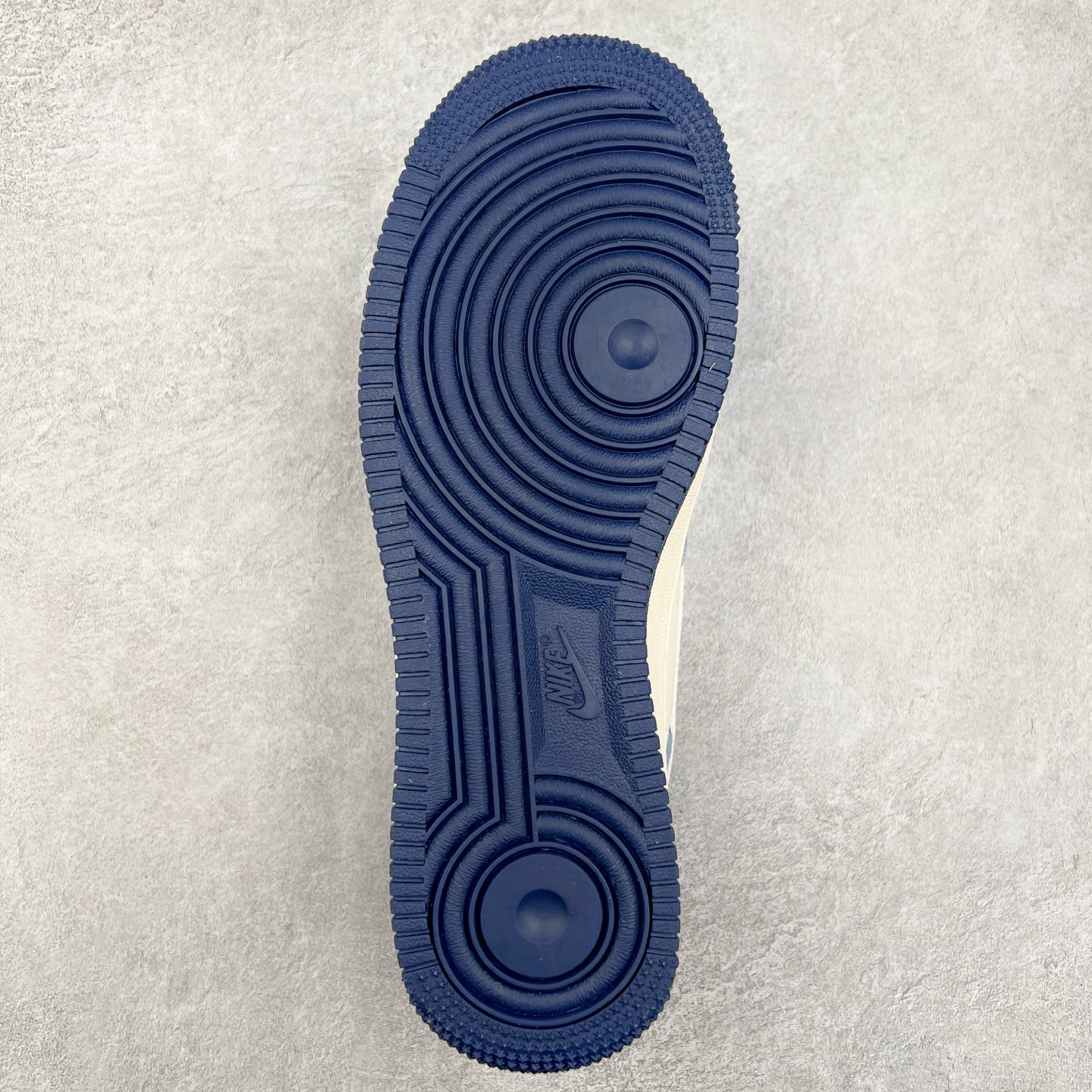 图片[9]-NK Air Force 1´07 Low 空军一号低帮百搭休闲运动板鞋 DM6868-058 柔软、弹性十足的缓震性能和出色的中底设计 横跨复古与现代的外型结合 造就出风靡全球 三十多年的Force 1 直到今天还深受青睐 实拍调校N版已经零色差零失真 百分百还原实物色彩所见即所得 不存在货不对板色差等低级问题 选购参考实物拍摄 不混卖不参货 只用心做好货严格选品 承诺混一赔十 尺码：36 36.5 37.5 38 38.5 39 40 40.5 41 42 42.5 43 44 44.5 45-选品中心