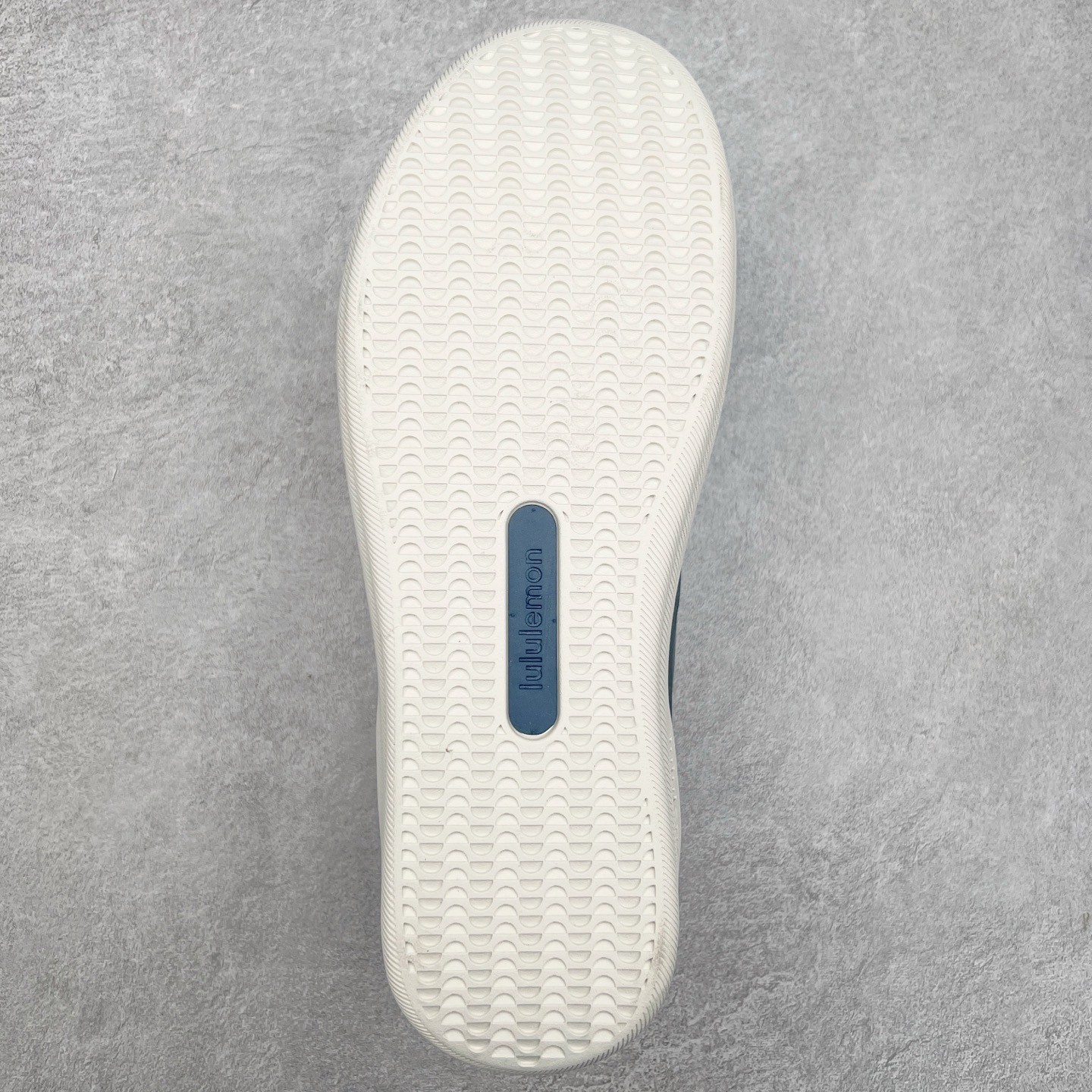 图片[9]-＃GD广顶 lululemon Cityverse 露露乐檬极简主义减震耐磨低帮生活休闲鞋 Cityverse将运动性能融入经典休闲鞋中，中底提供出色缓震，并贴合足部曲线，带来全天候的舒适感。鞋面采用两种材质拼接，且前半部分采用热熔压胶处理，无任何缝线，保留了鞋身整体性。模制泡沫的鞋垫带来上乘的脚感，在平日休闲穿着时不会磨脚，也能提供轻质软弹的效果。25年来，lululemon一直秉持“感受为先”的设计理念，并相信更好的感受带来更好的表现。此次男鞋的设计亦是如此。投入多年研究，针对男性在不同运动场景中的脚步形态设计了不同鞋履款式。同时，还进行了生物力学与形态学研究，为“他”带来更好的贴合度和感受。尺码：36 36.5 37.5 38 38.5 39 40 40.5 41 42 42.5 43 44 44.5 45-选品中心