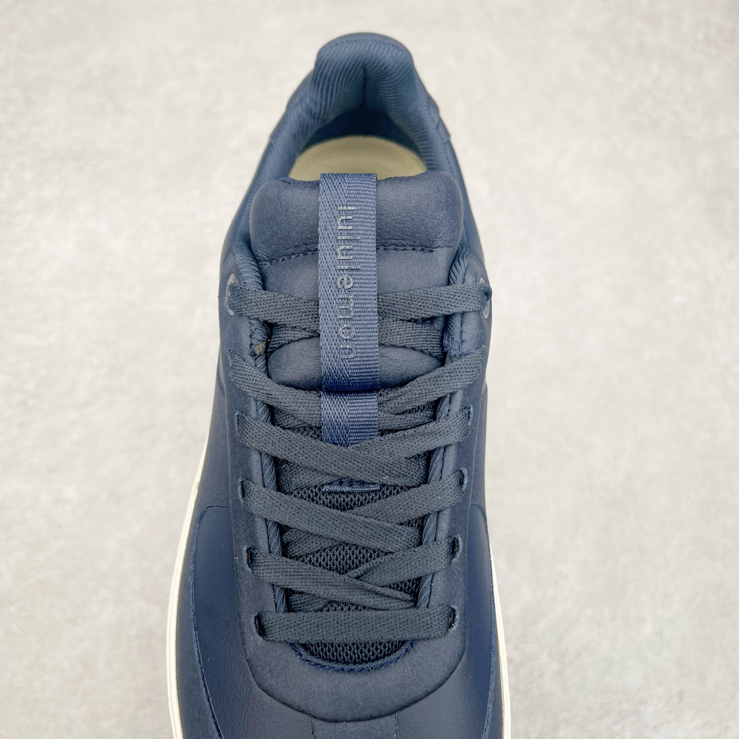 图片[5]-＃GD广顶 lululemon Cityverse 露露乐檬极简主义减震耐磨低帮生活休闲鞋 Cityverse将运动性能融入经典休闲鞋中，中底提供出色缓震，并贴合足部曲线，带来全天候的舒适感。鞋面采用两种材质拼接，且前半部分采用热熔压胶处理，无任何缝线，保留了鞋身整体性。模制泡沫的鞋垫带来上乘的脚感，在平日休闲穿着时不会磨脚，也能提供轻质软弹的效果。25年来，lululemon一直秉持“感受为先”的设计理念，并相信更好的感受带来更好的表现。此次男鞋的设计亦是如此。投入多年研究，针对男性在不同运动场景中的脚步形态设计了不同鞋履款式。同时，还进行了生物力学与形态学研究，为“他”带来更好的贴合度和感受。尺码：36 36.5 37.5 38 38.5 39 40 40.5 41 42 42.5 43 44 44.5 45-选品中心