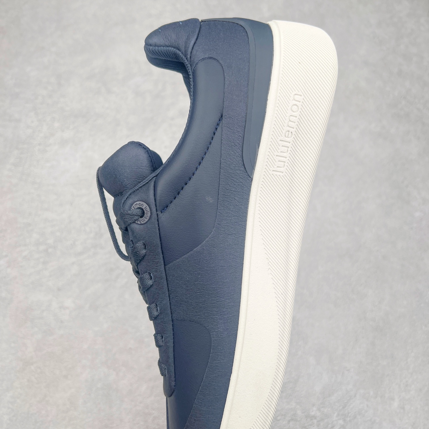 图片[7]-＃GD广顶 lululemon Cityverse 露露乐檬极简主义减震耐磨低帮生活休闲鞋 Cityverse将运动性能融入经典休闲鞋中，中底提供出色缓震，并贴合足部曲线，带来全天候的舒适感。鞋面采用两种材质拼接，且前半部分采用热熔压胶处理，无任何缝线，保留了鞋身整体性。模制泡沫的鞋垫带来上乘的脚感，在平日休闲穿着时不会磨脚，也能提供轻质软弹的效果。25年来，lululemon一直秉持“感受为先”的设计理念，并相信更好的感受带来更好的表现。此次男鞋的设计亦是如此。投入多年研究，针对男性在不同运动场景中的脚步形态设计了不同鞋履款式。同时，还进行了生物力学与形态学研究，为“他”带来更好的贴合度和感受。尺码：36 36.5 37.5 38 38.5 39 40 40.5 41 42 42.5 43 44 44.5 45-选品中心