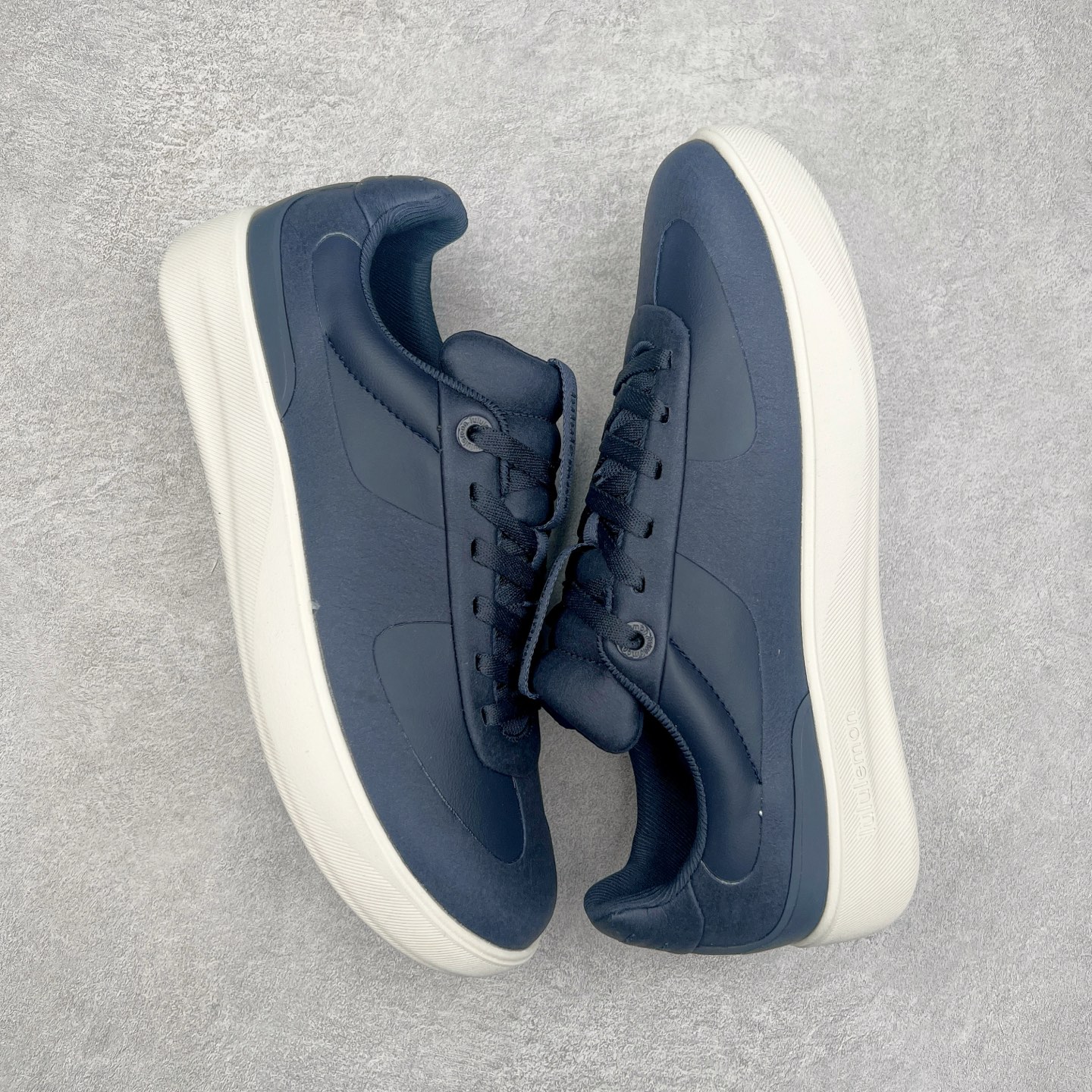 图片[3]-＃GD广顶 lululemon Cityverse 露露乐檬极简主义减震耐磨低帮生活休闲鞋 Cityverse将运动性能融入经典休闲鞋中，中底提供出色缓震，并贴合足部曲线，带来全天候的舒适感。鞋面采用两种材质拼接，且前半部分采用热熔压胶处理，无任何缝线，保留了鞋身整体性。模制泡沫的鞋垫带来上乘的脚感，在平日休闲穿着时不会磨脚，也能提供轻质软弹的效果。25年来，lululemon一直秉持“感受为先”的设计理念，并相信更好的感受带来更好的表现。此次男鞋的设计亦是如此。投入多年研究，针对男性在不同运动场景中的脚步形态设计了不同鞋履款式。同时，还进行了生物力学与形态学研究，为“他”带来更好的贴合度和感受。尺码：36 36.5 37.5 38 38.5 39 40 40.5 41 42 42.5 43 44 44.5 45-选品中心