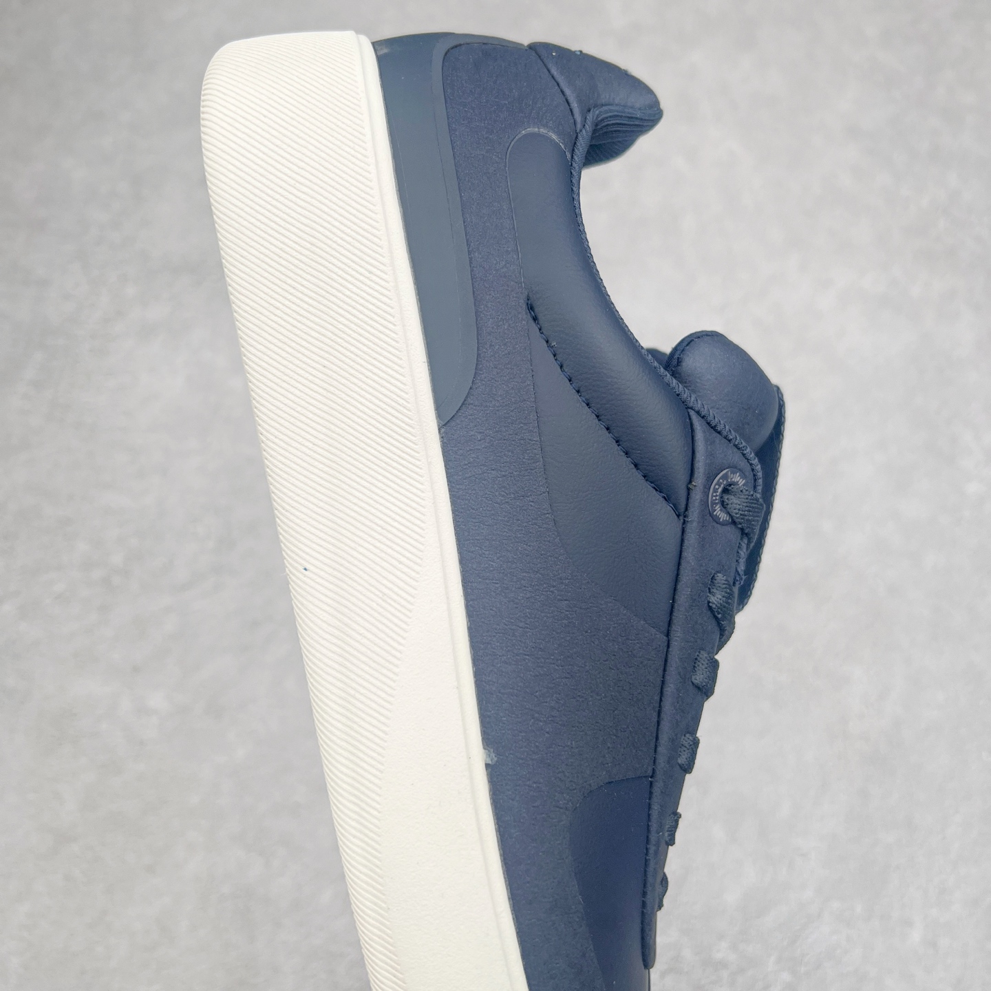 图片[6]-＃GD广顶 lululemon Cityverse 露露乐檬极简主义减震耐磨低帮生活休闲鞋 Cityverse将运动性能融入经典休闲鞋中，中底提供出色缓震，并贴合足部曲线，带来全天候的舒适感。鞋面采用两种材质拼接，且前半部分采用热熔压胶处理，无任何缝线，保留了鞋身整体性。模制泡沫的鞋垫带来上乘的脚感，在平日休闲穿着时不会磨脚，也能提供轻质软弹的效果。25年来，lululemon一直秉持“感受为先”的设计理念，并相信更好的感受带来更好的表现。此次男鞋的设计亦是如此。投入多年研究，针对男性在不同运动场景中的脚步形态设计了不同鞋履款式。同时，还进行了生物力学与形态学研究，为“他”带来更好的贴合度和感受。尺码：36 36.5 37.5 38 38.5 39 40 40.5 41 42 42.5 43 44 44.5 45-选品中心