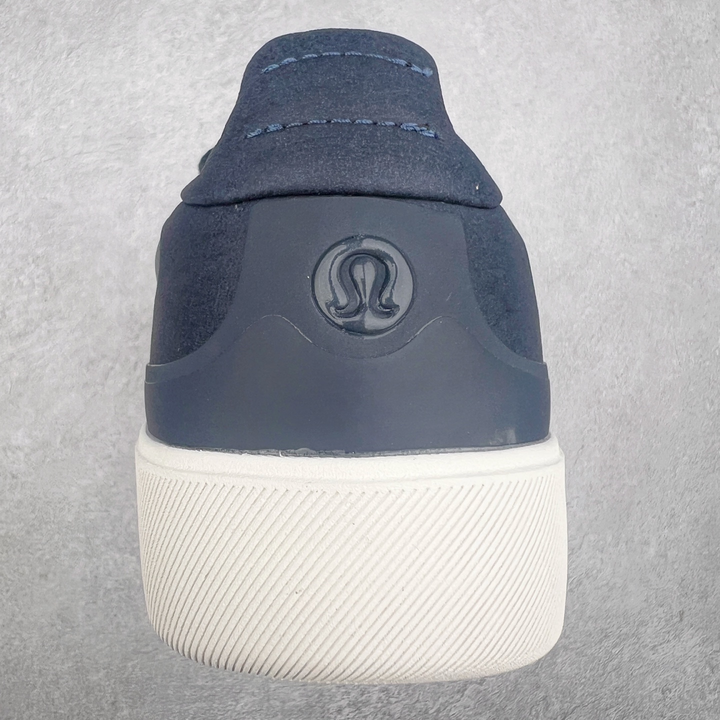 图片[8]-＃GD广顶 lululemon Cityverse 露露乐檬极简主义减震耐磨低帮生活休闲鞋 Cityverse将运动性能融入经典休闲鞋中，中底提供出色缓震，并贴合足部曲线，带来全天候的舒适感。鞋面采用两种材质拼接，且前半部分采用热熔压胶处理，无任何缝线，保留了鞋身整体性。模制泡沫的鞋垫带来上乘的脚感，在平日休闲穿着时不会磨脚，也能提供轻质软弹的效果。25年来，lululemon一直秉持“感受为先”的设计理念，并相信更好的感受带来更好的表现。此次男鞋的设计亦是如此。投入多年研究，针对男性在不同运动场景中的脚步形态设计了不同鞋履款式。同时，还进行了生物力学与形态学研究，为“他”带来更好的贴合度和感受。尺码：36 36.5 37.5 38 38.5 39 40 40.5 41 42 42.5 43 44 44.5 45-选品中心