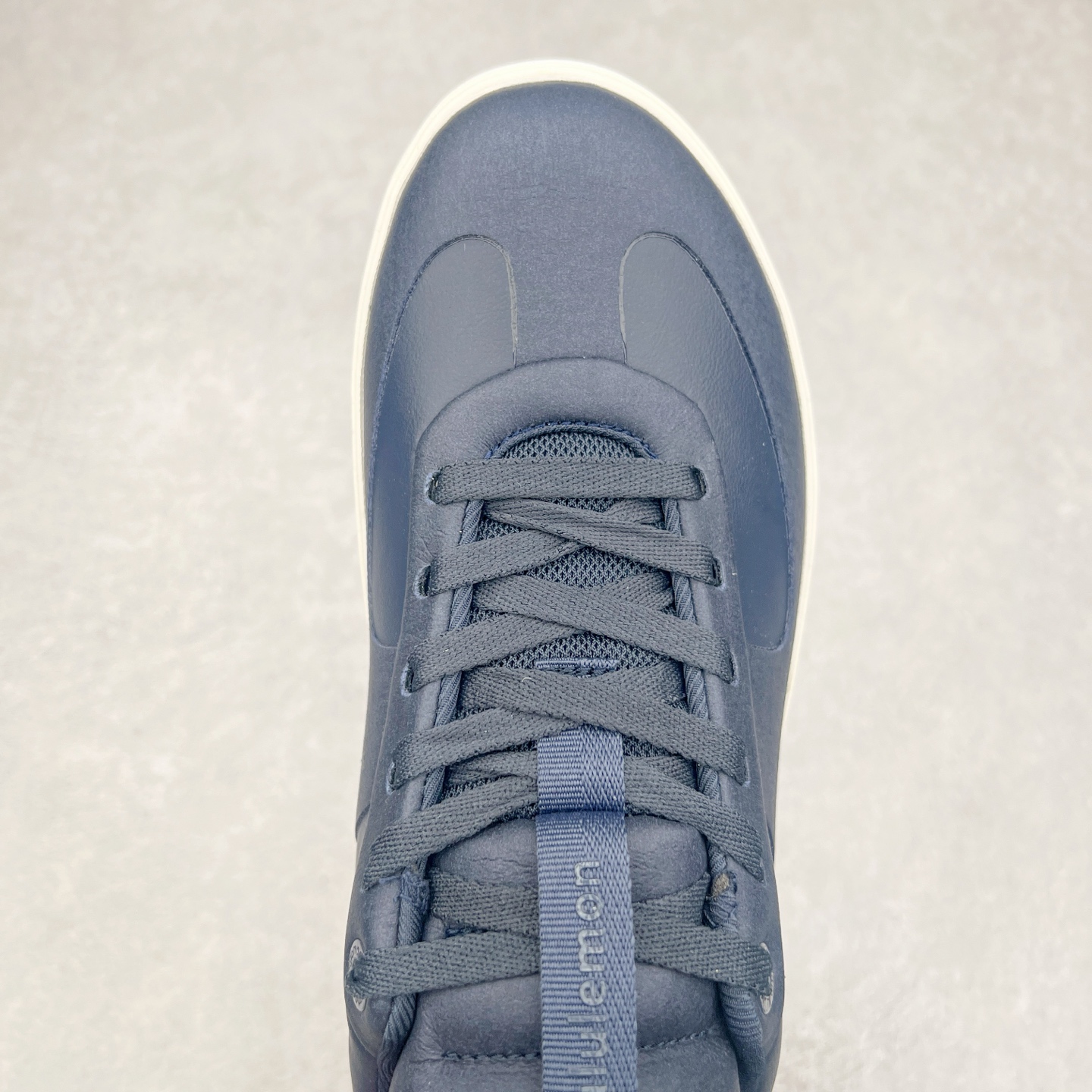 图片[4]-＃GD广顶 lululemon Cityverse 露露乐檬极简主义减震耐磨低帮生活休闲鞋 Cityverse将运动性能融入经典休闲鞋中，中底提供出色缓震，并贴合足部曲线，带来全天候的舒适感。鞋面采用两种材质拼接，且前半部分采用热熔压胶处理，无任何缝线，保留了鞋身整体性。模制泡沫的鞋垫带来上乘的脚感，在平日休闲穿着时不会磨脚，也能提供轻质软弹的效果。25年来，lululemon一直秉持“感受为先”的设计理念，并相信更好的感受带来更好的表现。此次男鞋的设计亦是如此。投入多年研究，针对男性在不同运动场景中的脚步形态设计了不同鞋履款式。同时，还进行了生物力学与形态学研究，为“他”带来更好的贴合度和感受。尺码：36 36.5 37.5 38 38.5 39 40 40.5 41 42 42.5 43 44 44.5 45-选品中心