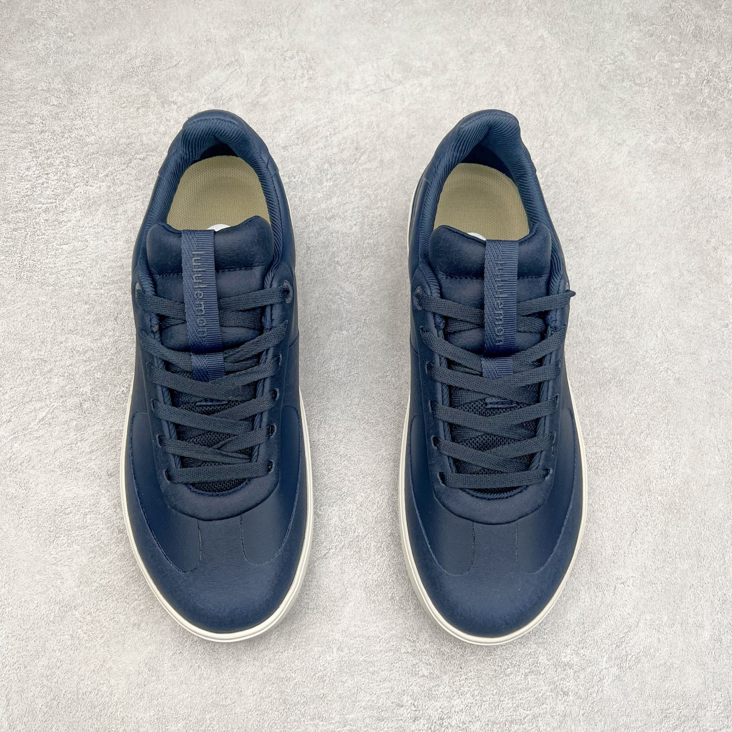 图片[2]-＃GD广顶 lululemon Cityverse 露露乐檬极简主义减震耐磨低帮生活休闲鞋 Cityverse将运动性能融入经典休闲鞋中，中底提供出色缓震，并贴合足部曲线，带来全天候的舒适感。鞋面采用两种材质拼接，且前半部分采用热熔压胶处理，无任何缝线，保留了鞋身整体性。模制泡沫的鞋垫带来上乘的脚感，在平日休闲穿着时不会磨脚，也能提供轻质软弹的效果。25年来，lululemon一直秉持“感受为先”的设计理念，并相信更好的感受带来更好的表现。此次男鞋的设计亦是如此。投入多年研究，针对男性在不同运动场景中的脚步形态设计了不同鞋履款式。同时，还进行了生物力学与形态学研究，为“他”带来更好的贴合度和感受。尺码：36 36.5 37.5 38 38.5 39 40 40.5 41 42 42.5 43 44 44.5 45-选品中心