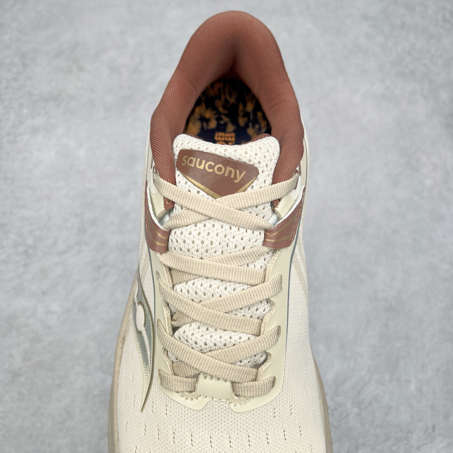 图片[5]-Saucony Triumph 22 索康尼胜利22代旗舰级缓震型跑鞋 性能相比前几代再升级：鞋面采用全新升级的工学网设计 贴合脚部更透气 中底部分使用最新的PWRRUN+材质 搭配PWRRUN+鞋垫使中底的大幅加厚 10mm坡差进一步提供缓震、回弹性能 内底则采用了FORMFIT动态适应系统 动态契合脚型 提升包裹性和舒适性 提供更卓越的动态回馈体验 XT-900橡胶大底 可提供良好的抓地力和较强抗磨性能 尺码：35.5 36 36.5 37.5 38 38.5 39 40 40.5 41 42 42.5 43 44 44.5 45-选品中心