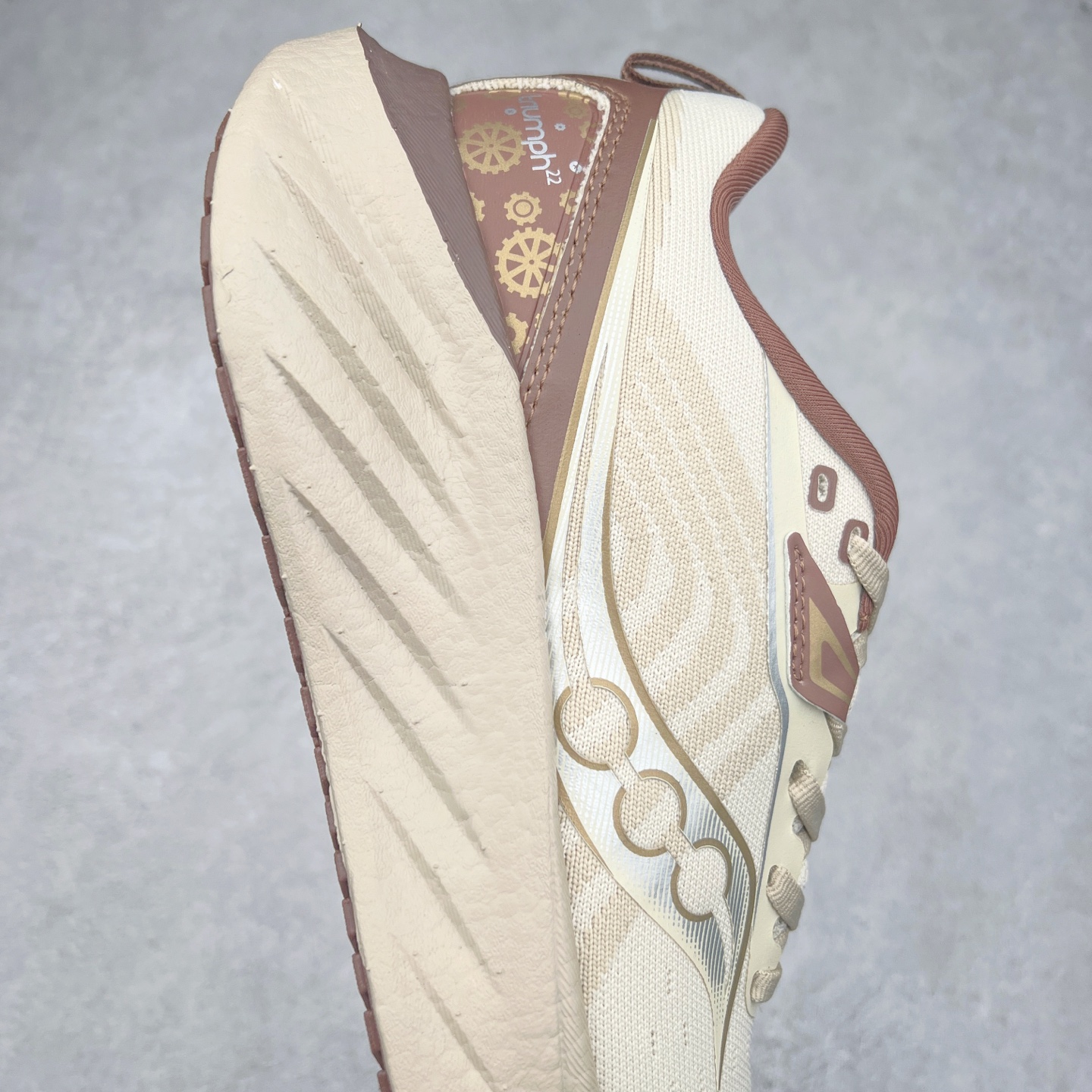 图片[6]-Saucony Triumph 22 索康尼胜利22代旗舰级缓震型跑鞋 性能相比前几代再升级：鞋面采用全新升级的工学网设计 贴合脚部更透气 中底部分使用最新的PWRRUN+材质 搭配PWRRUN+鞋垫使中底的大幅加厚 10mm坡差进一步提供缓震、回弹性能 内底则采用了FORMFIT动态适应系统 动态契合脚型 提升包裹性和舒适性 提供更卓越的动态回馈体验 XT-900橡胶大底 可提供良好的抓地力和较强抗磨性能 尺码：35.5 36 36.5 37.5 38 38.5 39 40 40.5 41 42 42.5 43 44 44.5 45-选品中心