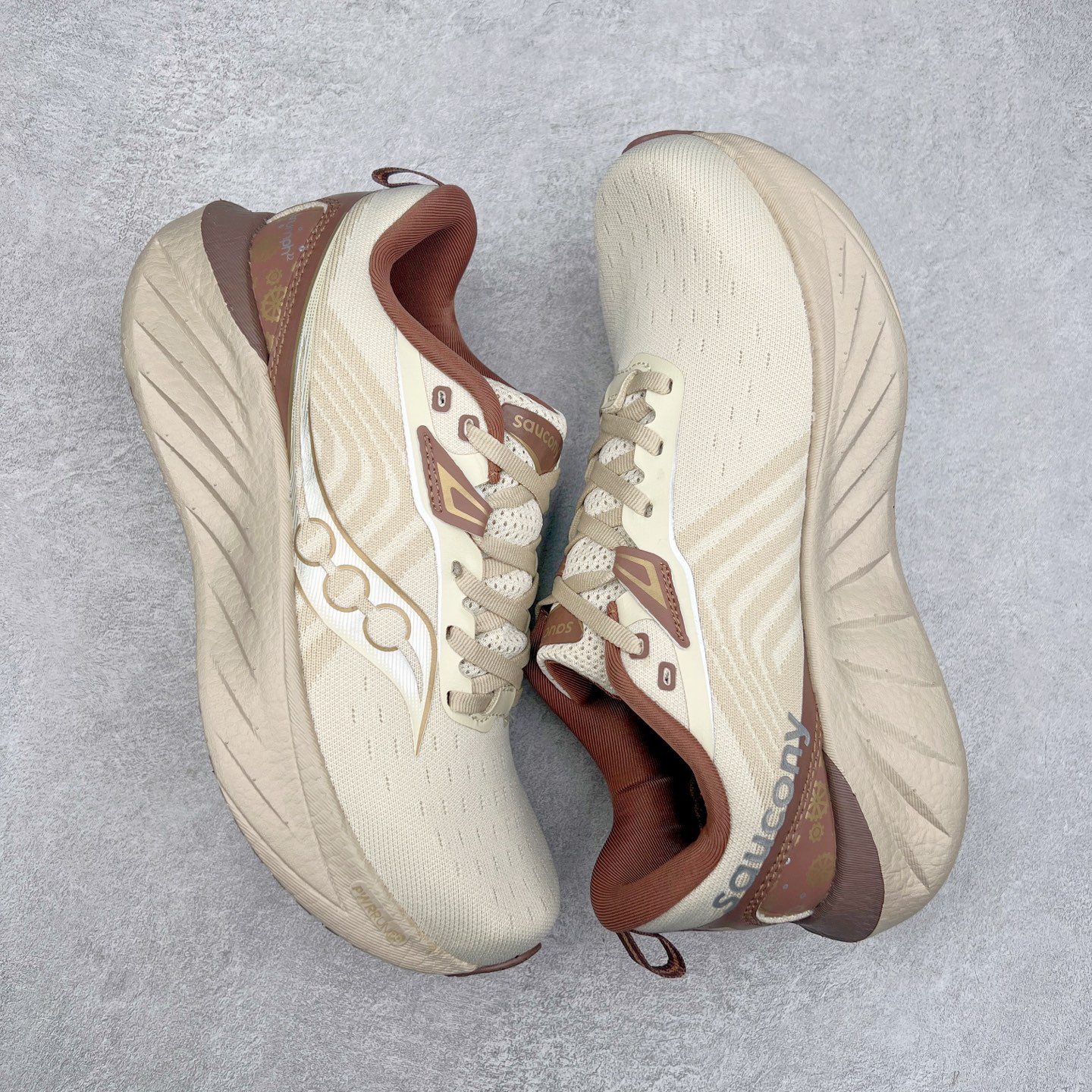 图片[3]-Saucony Triumph 22 索康尼胜利22代旗舰级缓震型跑鞋 性能相比前几代再升级：鞋面采用全新升级的工学网设计 贴合脚部更透气 中底部分使用最新的PWRRUN+材质 搭配PWRRUN+鞋垫使中底的大幅加厚 10mm坡差进一步提供缓震、回弹性能 内底则采用了FORMFIT动态适应系统 动态契合脚型 提升包裹性和舒适性 提供更卓越的动态回馈体验 XT-900橡胶大底 可提供良好的抓地力和较强抗磨性能 尺码：35.5 36 36.5 37.5 38 38.5 39 40 40.5 41 42 42.5 43 44 44.5 45-选品中心