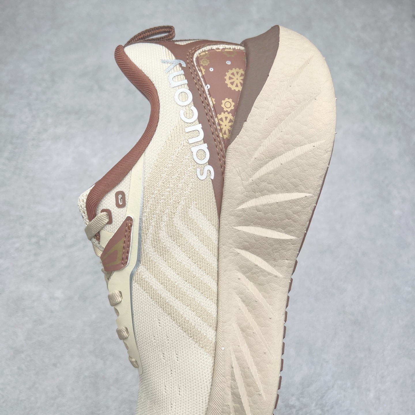 图片[7]-Saucony Triumph 22 索康尼胜利22代旗舰级缓震型跑鞋 性能相比前几代再升级：鞋面采用全新升级的工学网设计 贴合脚部更透气 中底部分使用最新的PWRRUN+材质 搭配PWRRUN+鞋垫使中底的大幅加厚 10mm坡差进一步提供缓震、回弹性能 内底则采用了FORMFIT动态适应系统 动态契合脚型 提升包裹性和舒适性 提供更卓越的动态回馈体验 XT-900橡胶大底 可提供良好的抓地力和较强抗磨性能 尺码：35.5 36 36.5 37.5 38 38.5 39 40 40.5 41 42 42.5 43 44 44.5 45-选品中心