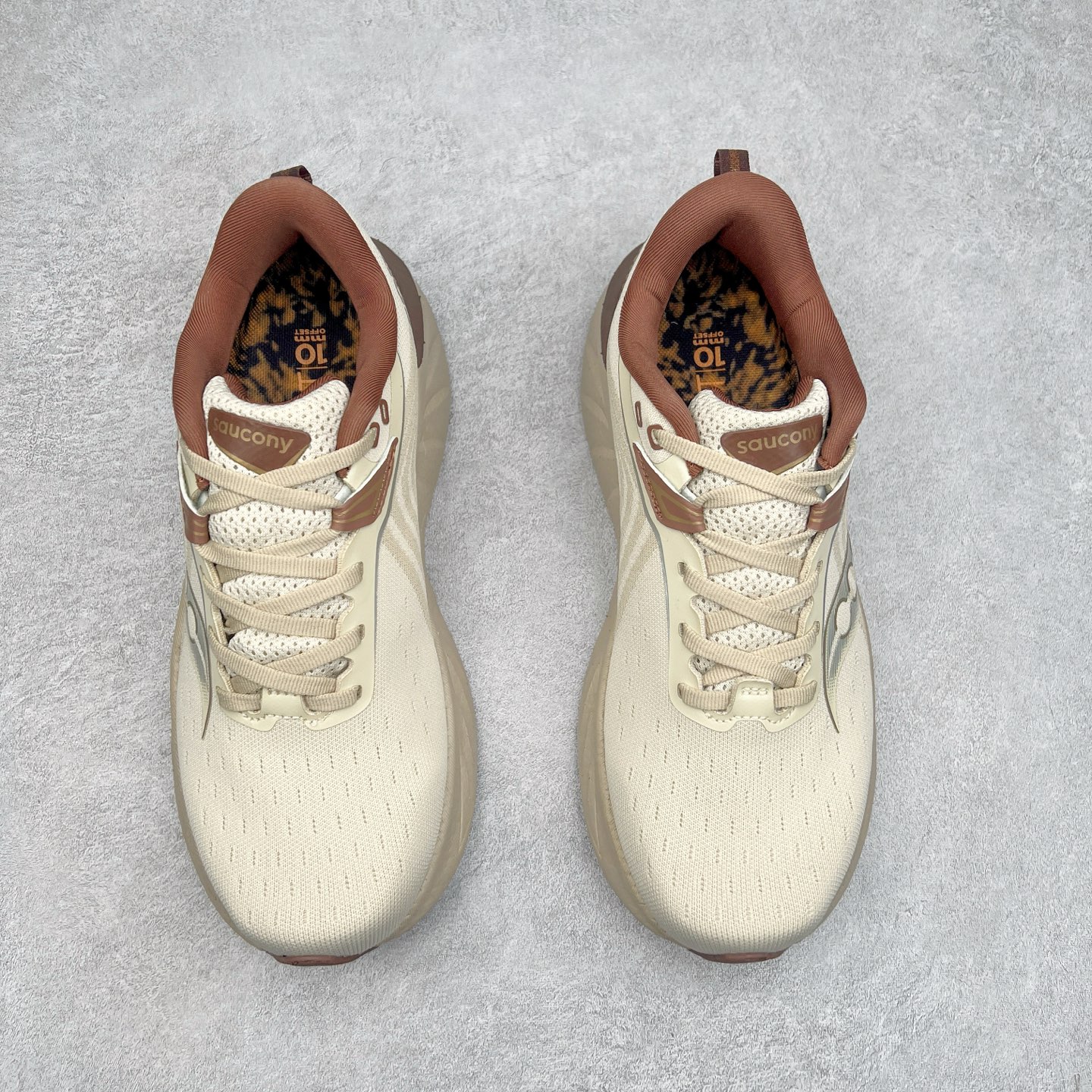 图片[2]-Saucony Triumph 22 索康尼胜利22代旗舰级缓震型跑鞋 性能相比前几代再升级：鞋面采用全新升级的工学网设计 贴合脚部更透气 中底部分使用最新的PWRRUN+材质 搭配PWRRUN+鞋垫使中底的大幅加厚 10mm坡差进一步提供缓震、回弹性能 内底则采用了FORMFIT动态适应系统 动态契合脚型 提升包裹性和舒适性 提供更卓越的动态回馈体验 XT-900橡胶大底 可提供良好的抓地力和较强抗磨性能 尺码：35.5 36 36.5 37.5 38 38.5 39 40 40.5 41 42 42.5 43 44 44.5 45-选品中心