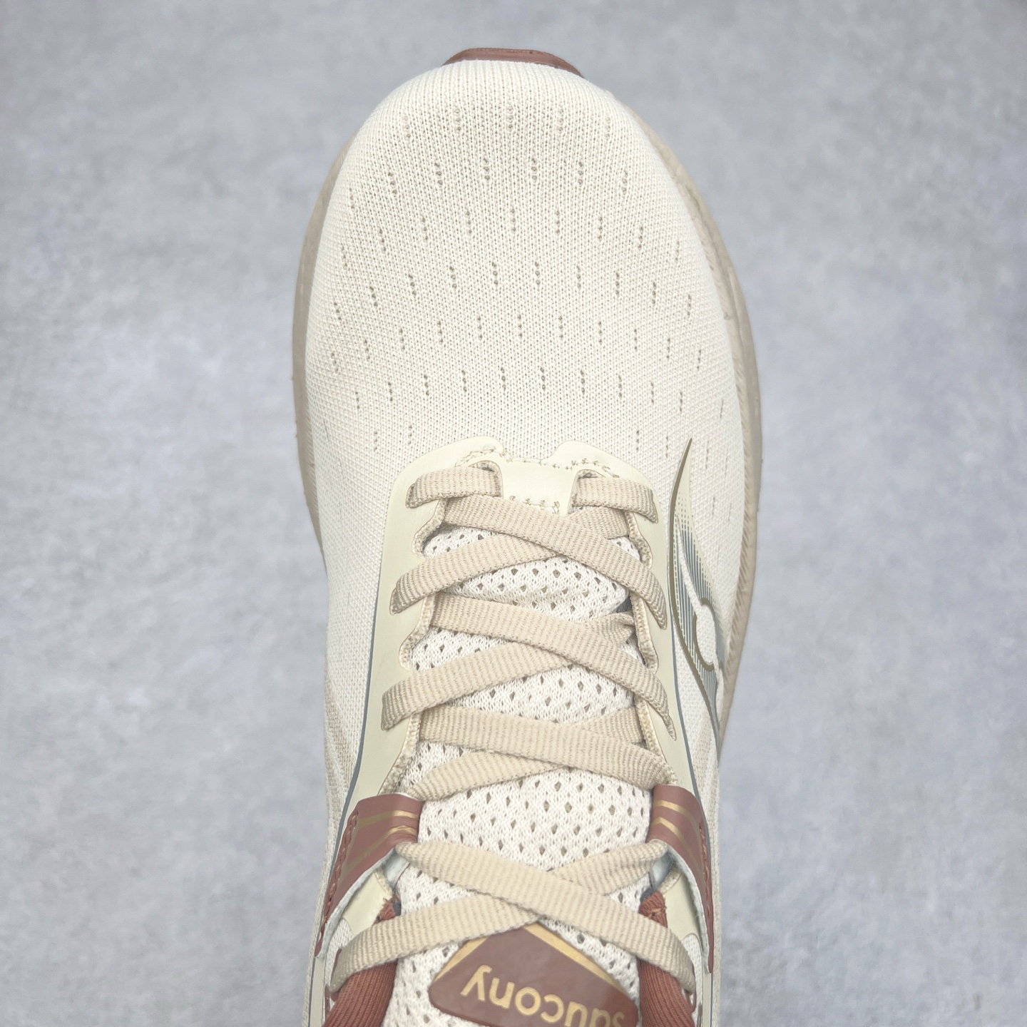 图片[4]-Saucony Triumph 22 索康尼胜利22代旗舰级缓震型跑鞋 性能相比前几代再升级：鞋面采用全新升级的工学网设计 贴合脚部更透气 中底部分使用最新的PWRRUN+材质 搭配PWRRUN+鞋垫使中底的大幅加厚 10mm坡差进一步提供缓震、回弹性能 内底则采用了FORMFIT动态适应系统 动态契合脚型 提升包裹性和舒适性 提供更卓越的动态回馈体验 XT-900橡胶大底 可提供良好的抓地力和较强抗磨性能 尺码：35.5 36 36.5 37.5 38 38.5 39 40 40.5 41 42 42.5 43 44 44.5 45-选品中心