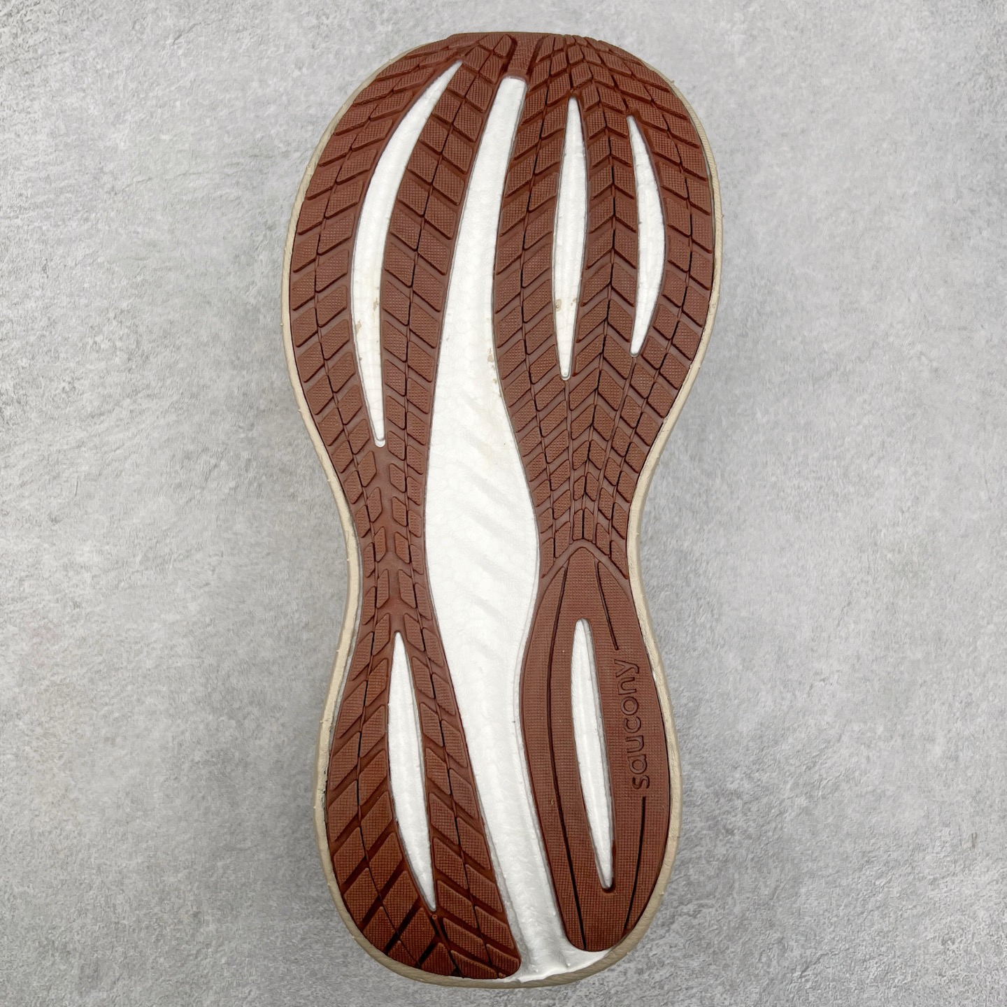 图片[9]-Saucony Triumph 22 索康尼胜利22代旗舰级缓震型跑鞋 性能相比前几代再升级：鞋面采用全新升级的工学网设计 贴合脚部更透气 中底部分使用最新的PWRRUN+材质 搭配PWRRUN+鞋垫使中底的大幅加厚 10mm坡差进一步提供缓震、回弹性能 内底则采用了FORMFIT动态适应系统 动态契合脚型 提升包裹性和舒适性 提供更卓越的动态回馈体验 XT-900橡胶大底 可提供良好的抓地力和较强抗磨性能 尺码：35.5 36 36.5 37.5 38 38.5 39 40 40.5 41 42 42.5 43 44 44.5 45-选品中心