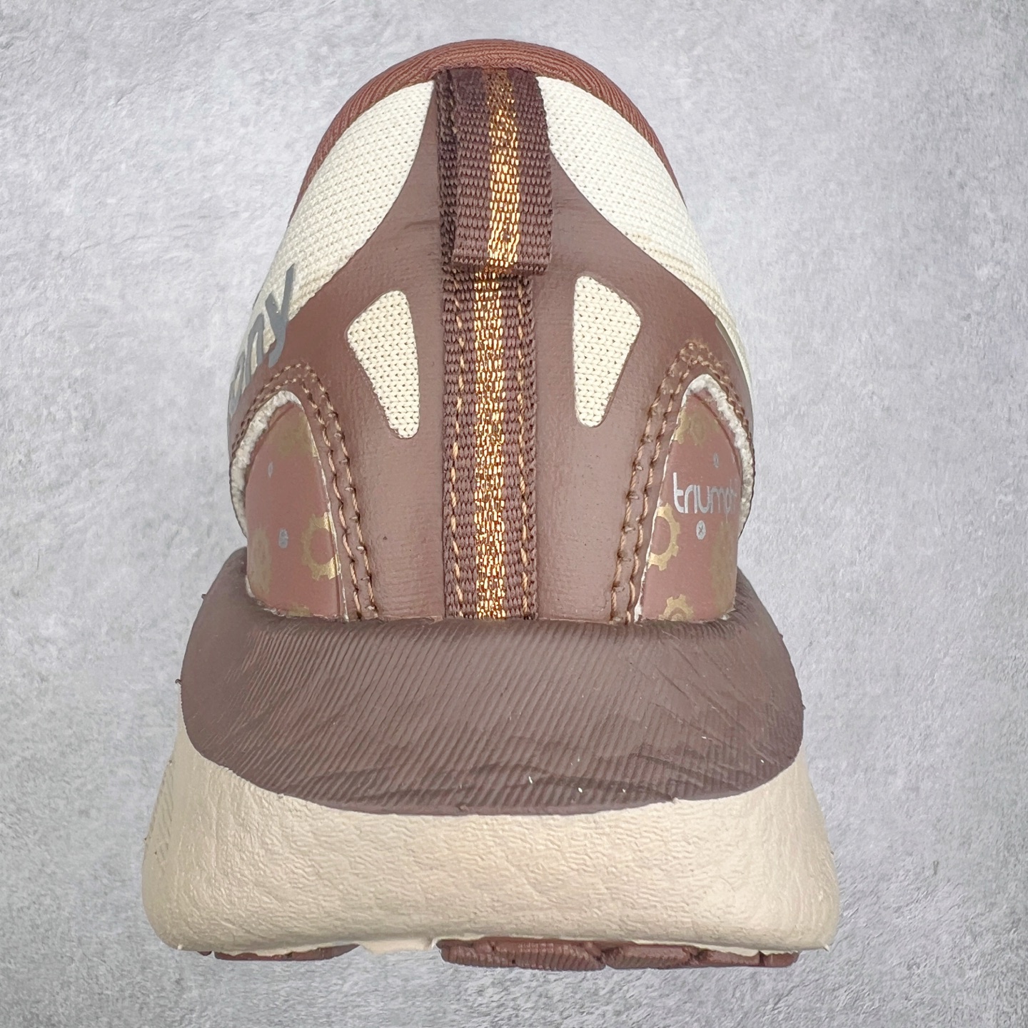 图片[8]-Saucony Triumph 22 索康尼胜利22代旗舰级缓震型跑鞋 性能相比前几代再升级：鞋面采用全新升级的工学网设计 贴合脚部更透气 中底部分使用最新的PWRRUN+材质 搭配PWRRUN+鞋垫使中底的大幅加厚 10mm坡差进一步提供缓震、回弹性能 内底则采用了FORMFIT动态适应系统 动态契合脚型 提升包裹性和舒适性 提供更卓越的动态回馈体验 XT-900橡胶大底 可提供良好的抓地力和较强抗磨性能 尺码：35.5 36 36.5 37.5 38 38.5 39 40 40.5 41 42 42.5 43 44 44.5 45-选品中心