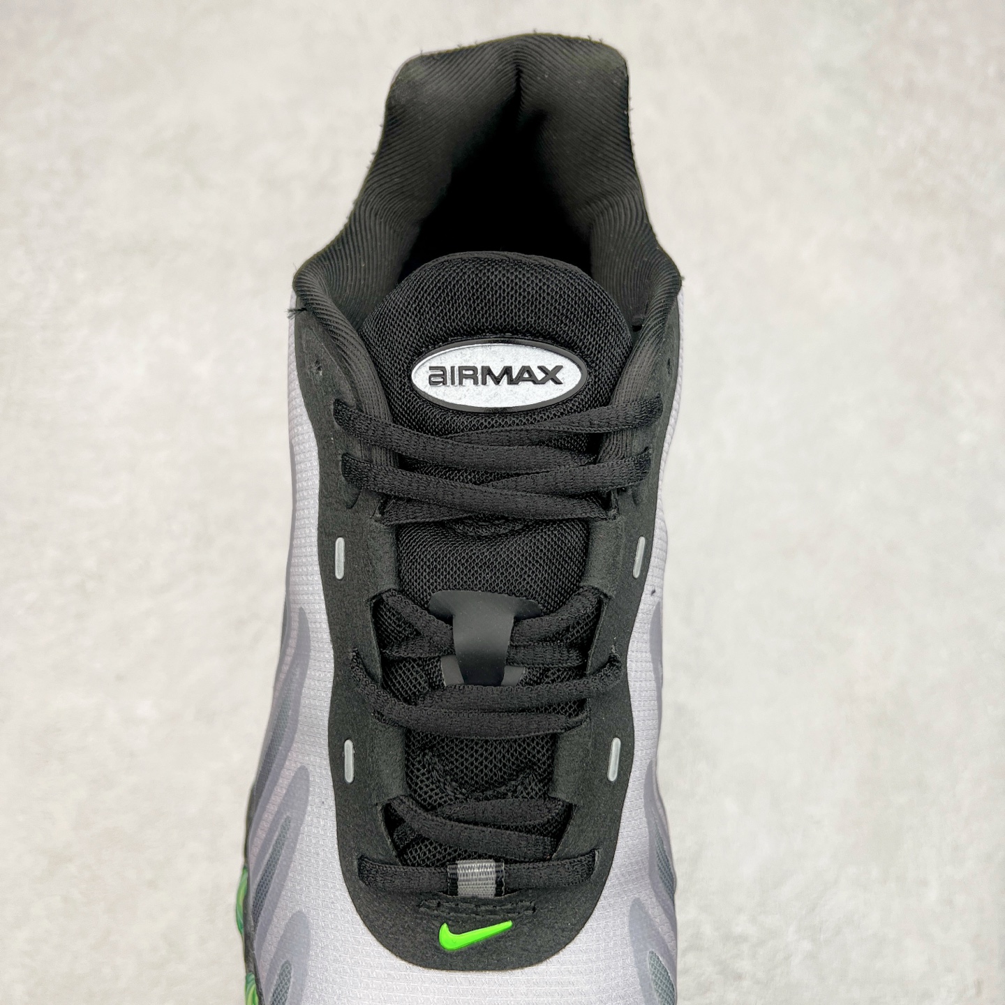 图片[5]-NK Air Max DN8 全掌科技气垫缓震运动跑鞋 FQ7860-003 DN8的核心亮点在于其八腔气垫结构 根据不同部位设定的气压值专为行走设计 提供卓越的舒适感 鞋面的设计让人联想到上世纪90年代末至2000年代初的多款Air Max 中底上系列圆形孔洞引发了热议 不少人将其与竞争品牌的缓震技术进行比较 例如K-SWISS 2010年代初推出的Tubes技 及以多孔鞋底闻名的品牌 尺码：36 36.5 37.5 38 38.5 39 40 40.5 41 42 42.5 43 44 44.5 45-选品中心